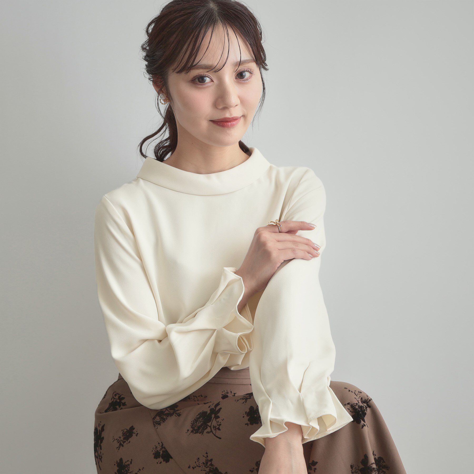 Couture broach「【大人可愛い・通勤】ロールカラーバックリボンブラウス」|シャツ・ブラウス|アイボリー(004)