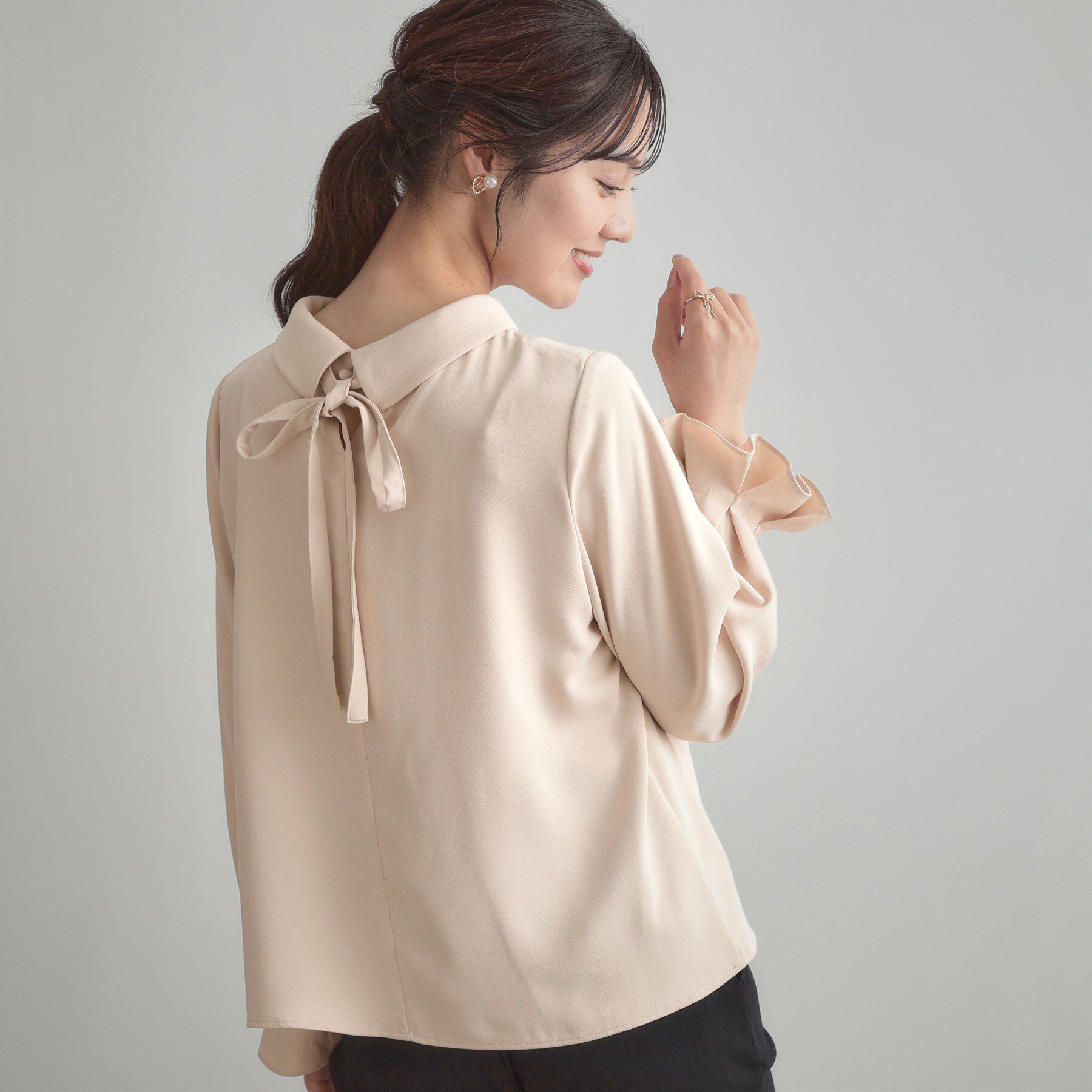 Couture broach「【大人可愛い・通勤】ロールカラーバックリボンブラウス」|シャツ・ブラウス|