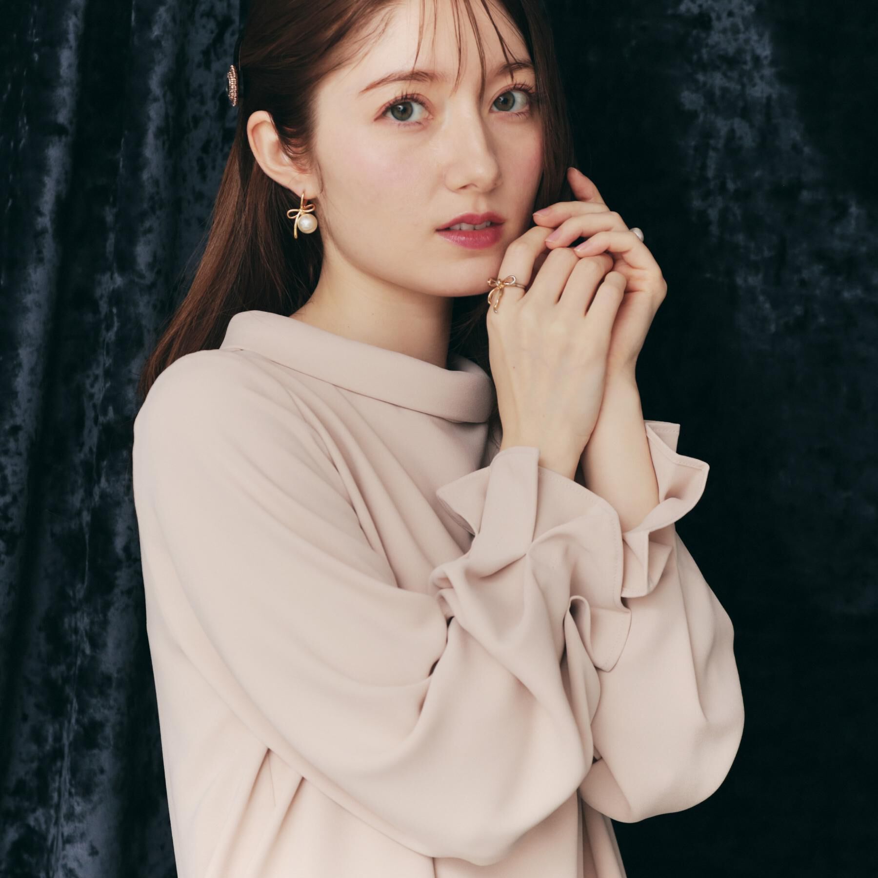 Couture broach「【大人可愛い・通勤】ロールカラーバックリボンブラウス」|シャツ・ブラウス|