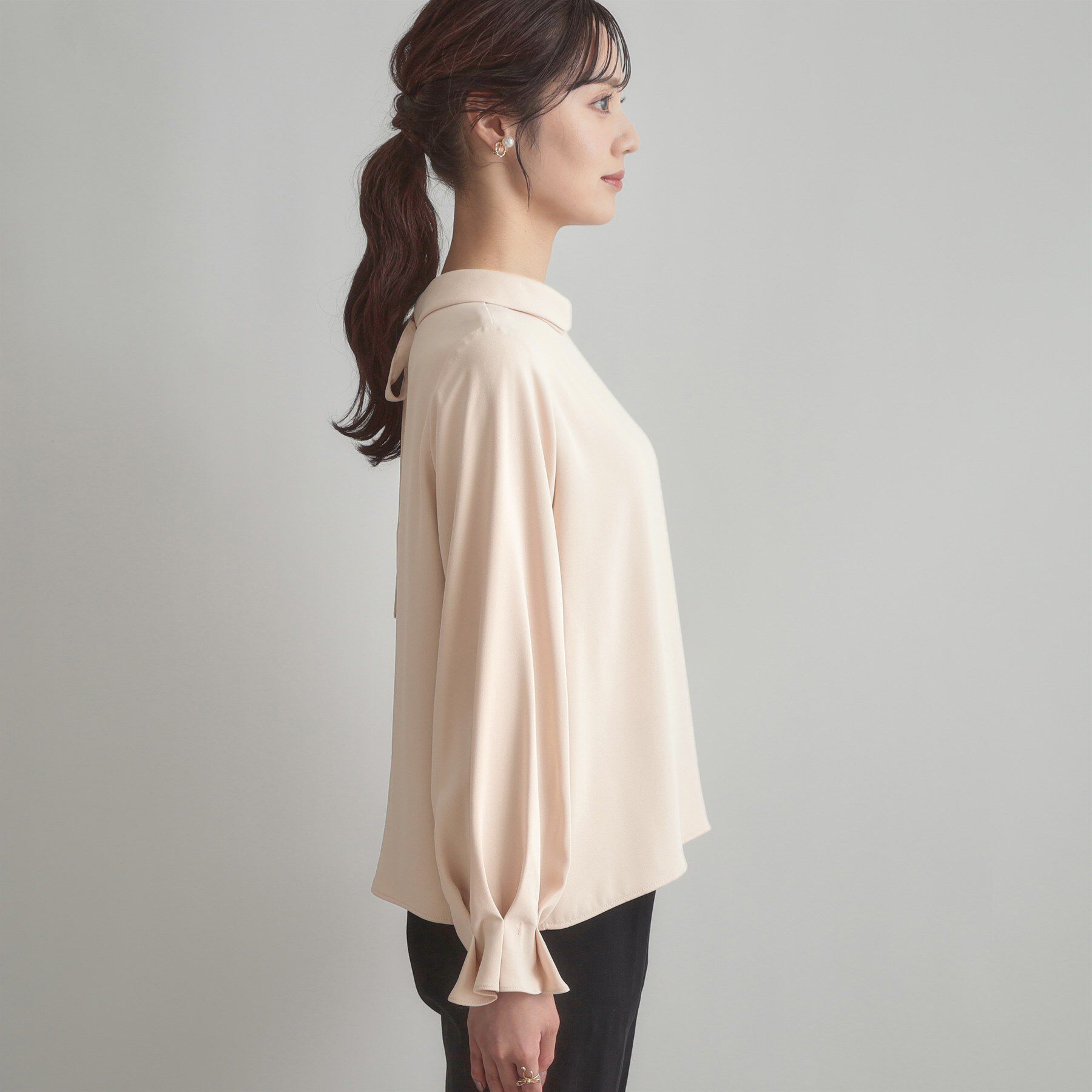 Couture broach「【大人可愛い・通勤】ロールカラーバックリボンブラウス」|シャツ・ブラウス|