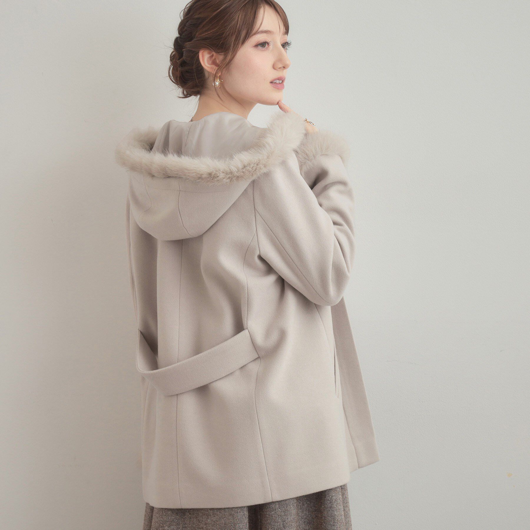 Couture broach「【大人可愛い・フード取り外し可能】フードフェイクファー ハーフ丈コート」|その他|