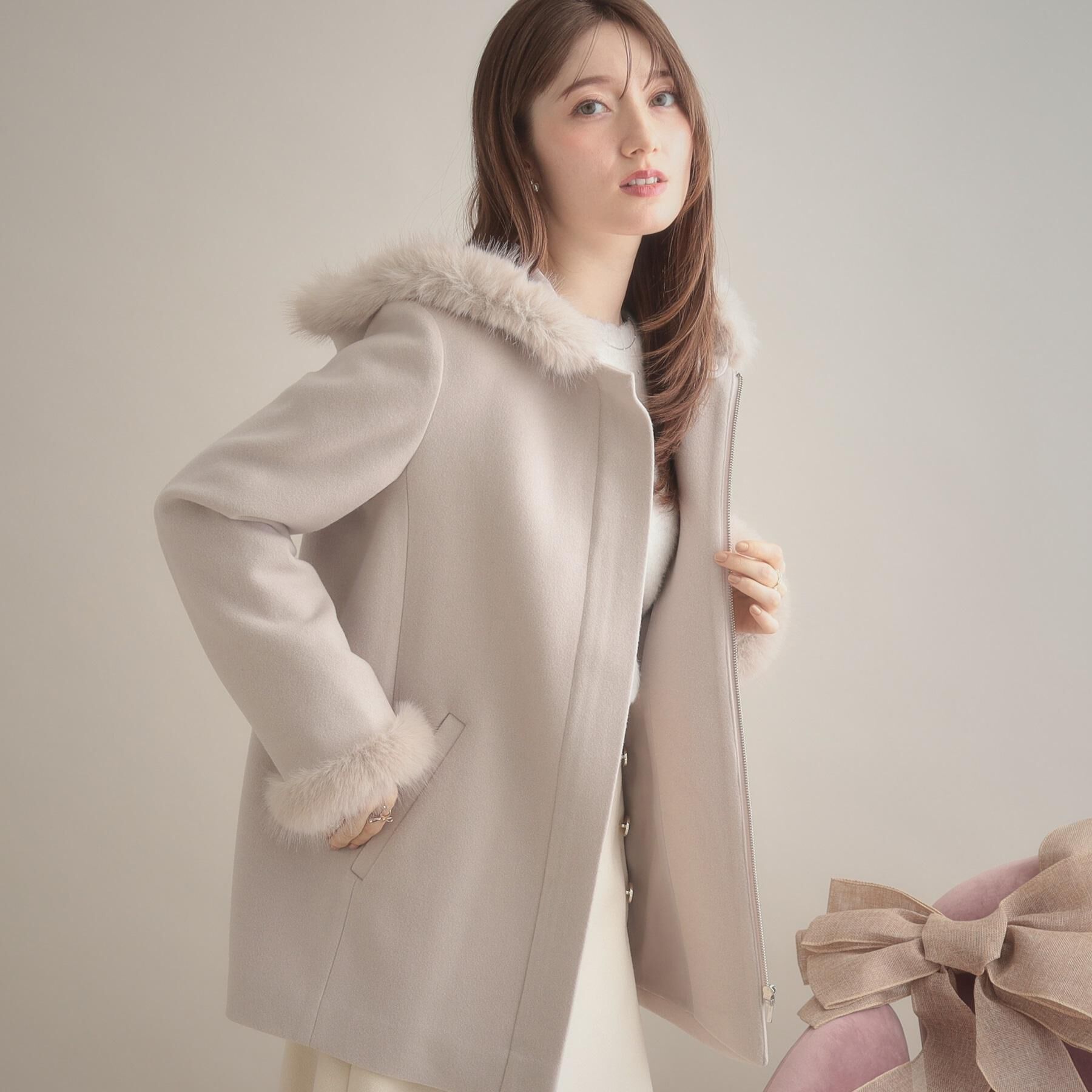 Couture broach「【大人可愛い・フード取り外し可能】フードフェイクファー ハーフ丈コート」|その他|グレージュ(050)