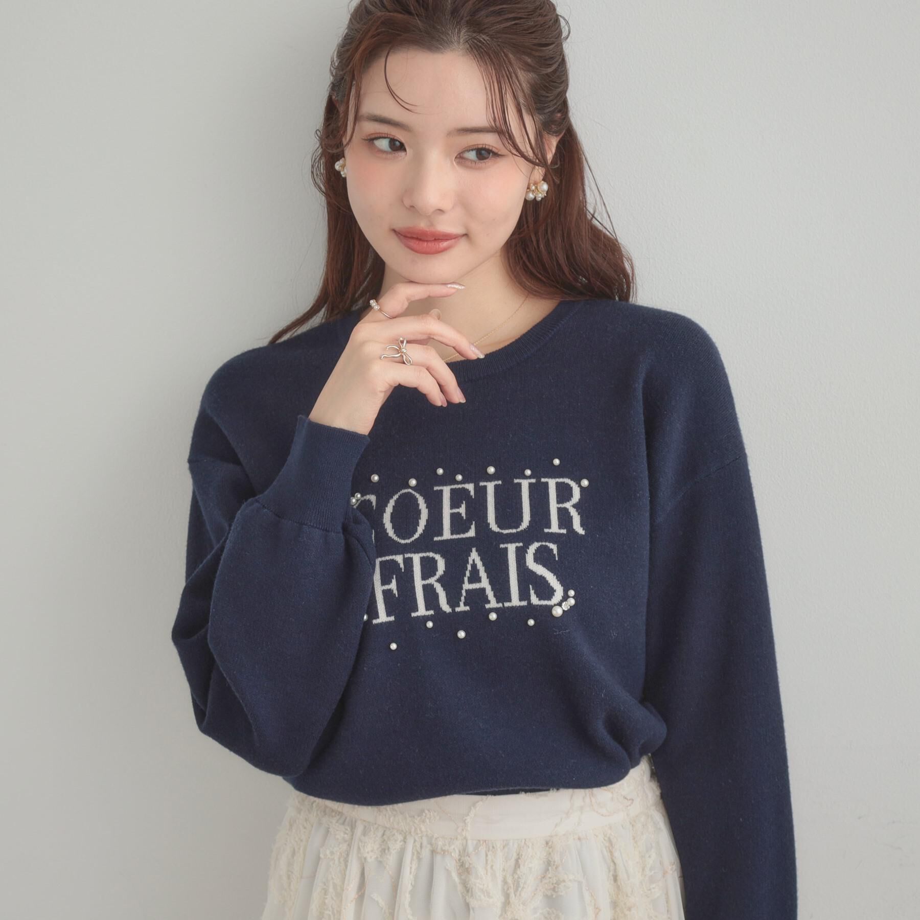 Couture broach「【パール調・ビジューデザイン】華やかロゴニット」|ニット・セーター|