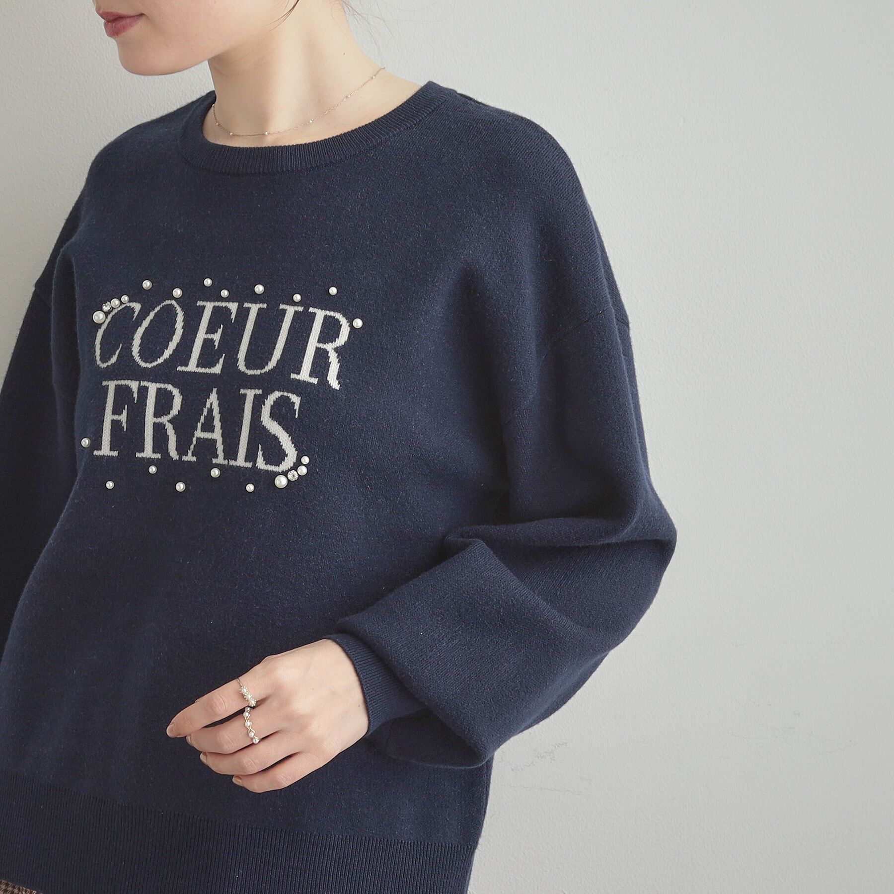 Couture broach「【パール調・ビジューデザイン】華やかロゴニット」|ニット・セーター|