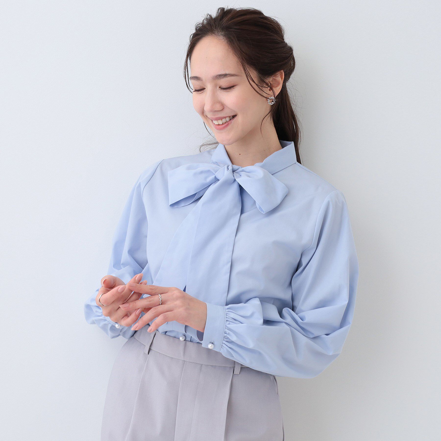 SHOO･LA･RUE「【S-LL】お顔回りを華やかに リボンタイブラウス」|シャツ・ブラウス|ブルー(091)