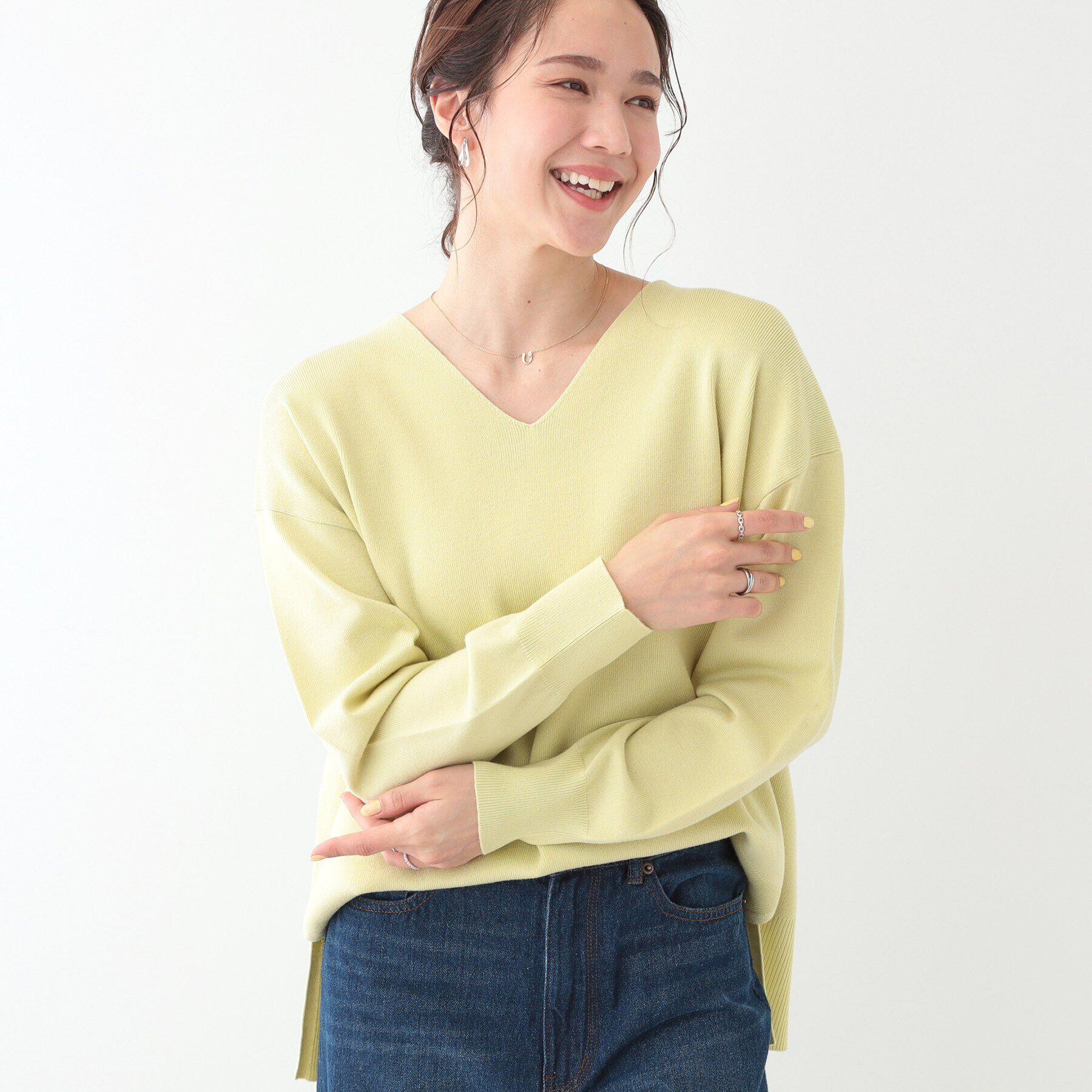 SHOO･LA･RUE「【洗える/S-LL】お顔周りすっきり 優しい肌触りのVネックニット」|ニット・セーター|ライトイエロー(03