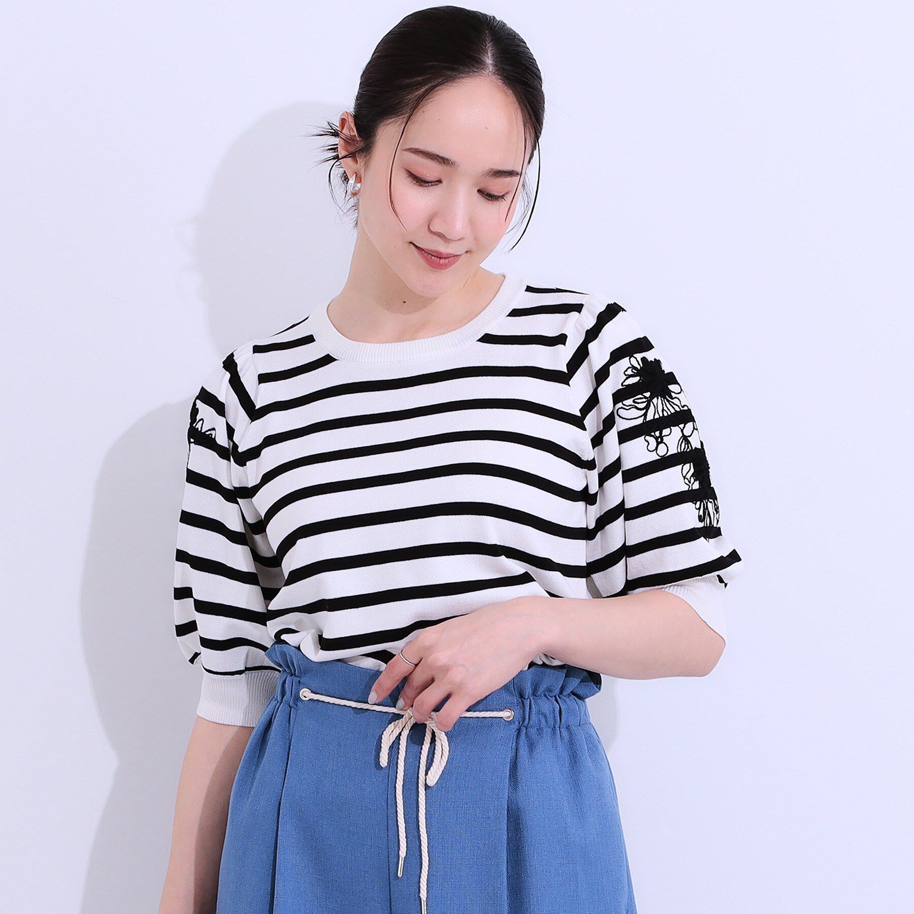 SHOO･LA･RUE「【S-LL】お袖刺繍がアクセント ラウンドネックニット」|ニット・セーター|