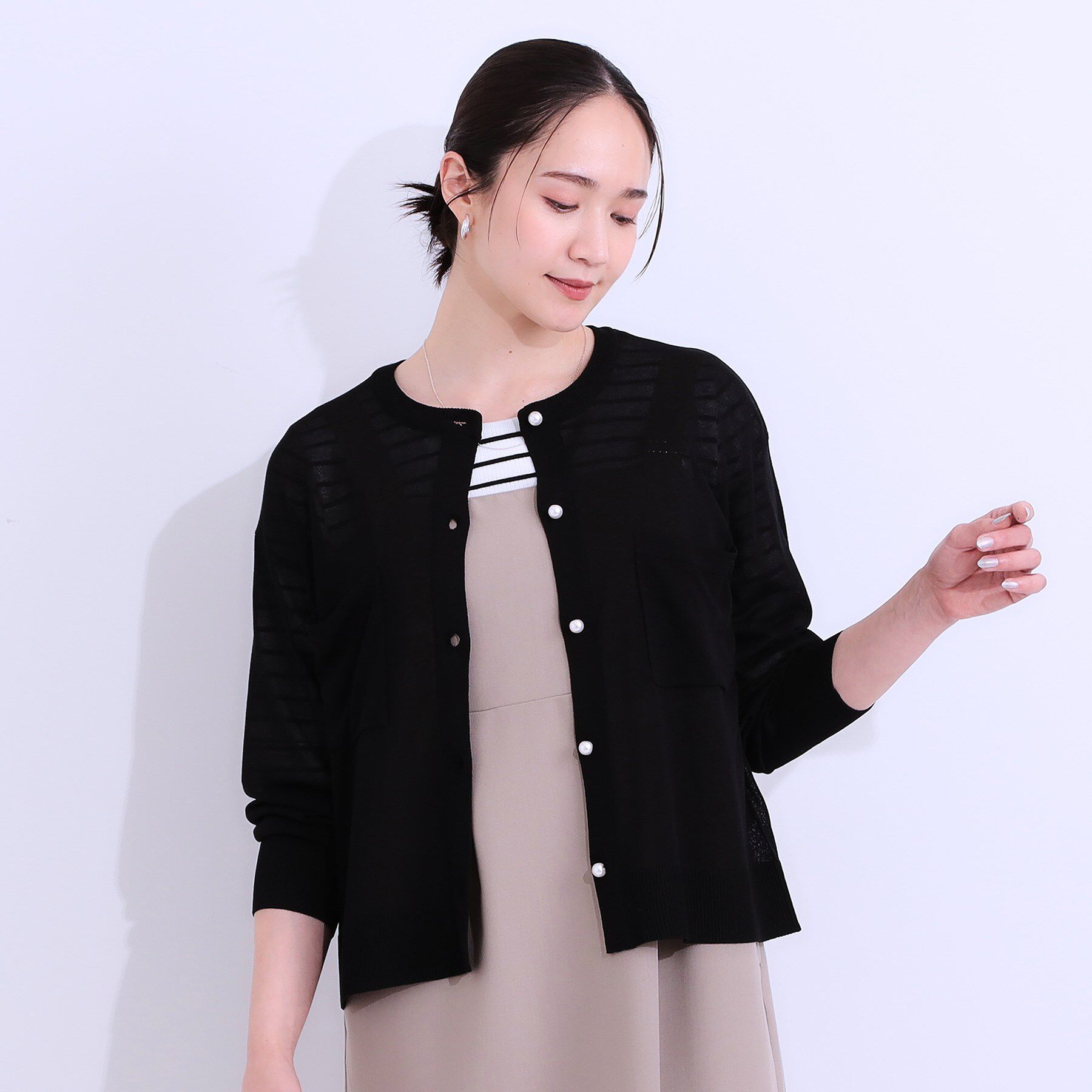 SHOO･LA･RUE「【洗える/ひんやり】パール調ボタンが目を惹く シアーニットカーディガン」|カーディガン|