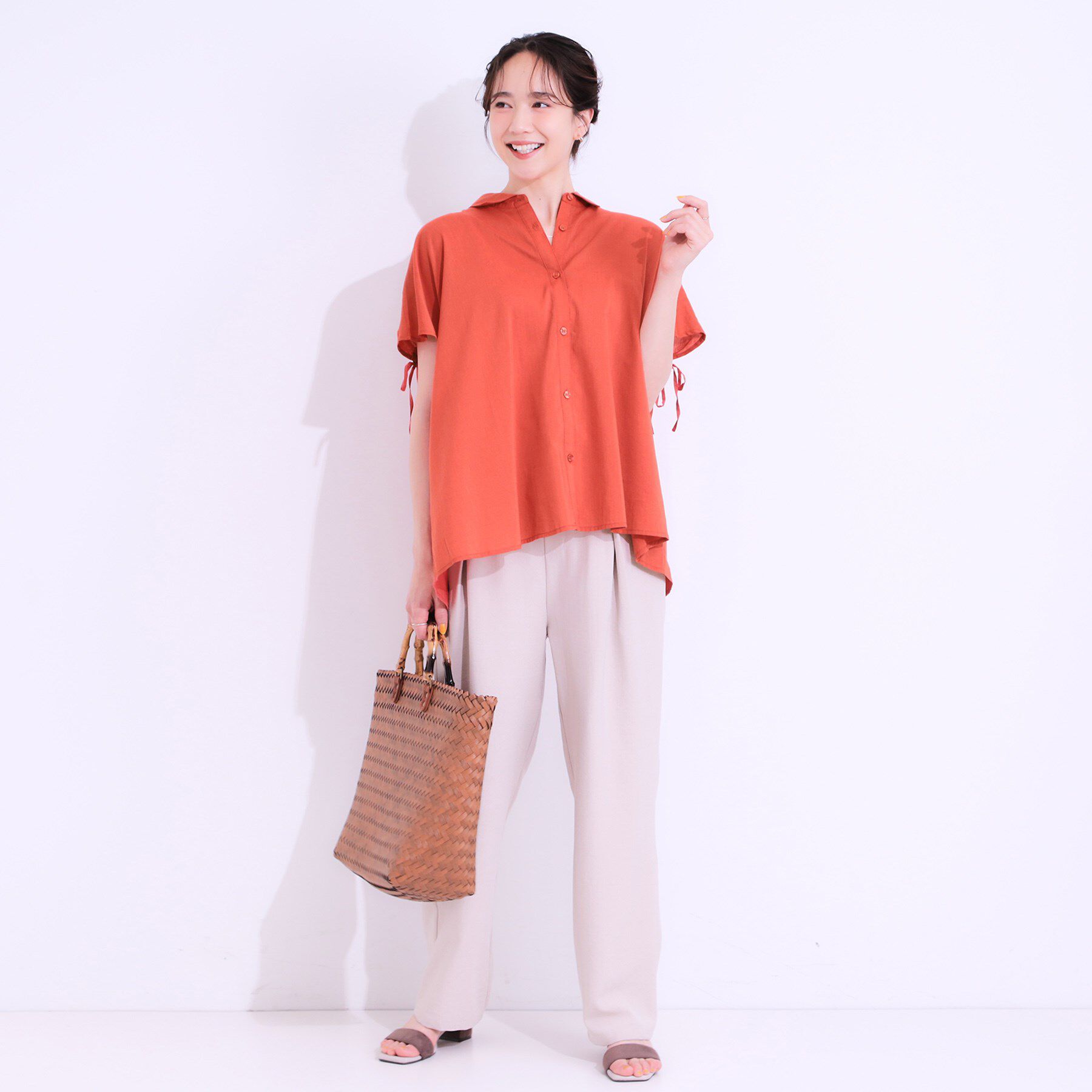 SHOO･LA･RUE「【S-LL/ひんやり】後ろ姿も抜かりなく インせず着られる バックギャザーシャツ」|シャツ・ブラウス|