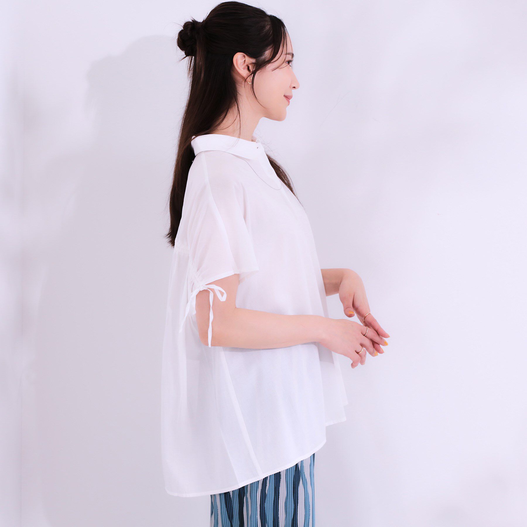 SHOO･LA･RUE「【S-LL/ひんやり】後ろ姿も抜かりなく インせず着られる バックギャザーシャツ」|シャツ・ブラウス|