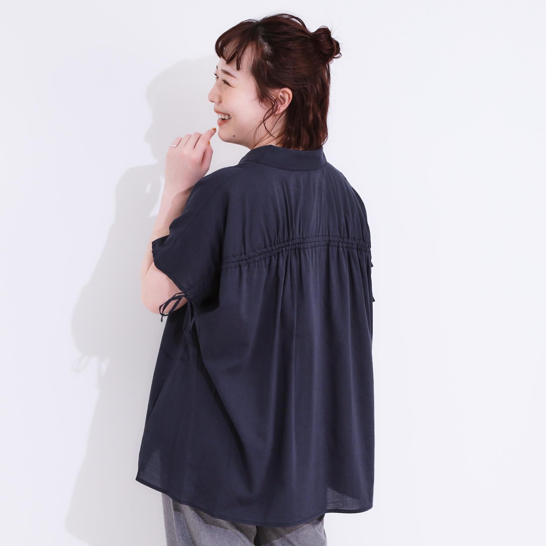 SHOO･LA･RUE「【S-LL/ひんやり】後ろ姿も抜かりなく インせず着られる バックギャザーシャツ」|シャツ・ブラウス|