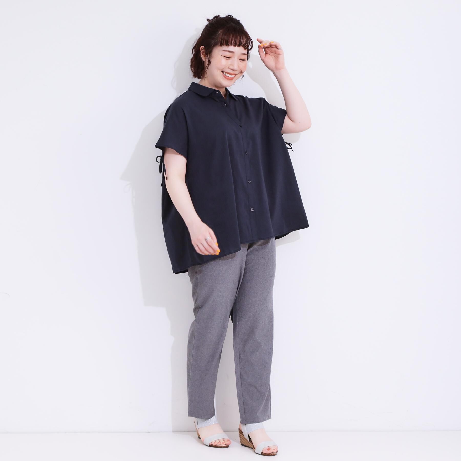 SHOO･LA･RUE「【S-LL/ひんやり】後ろ姿も抜かりなく インせず着られる バックギャザーシャツ」|シャツ・ブラウス|