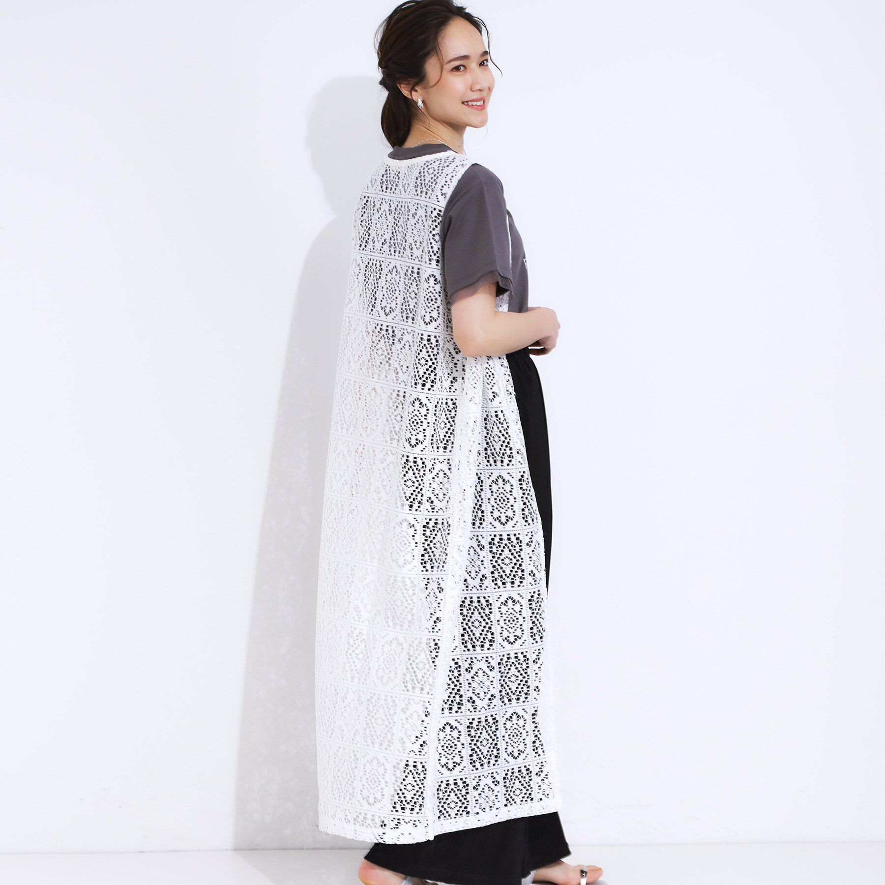 SHOO･LA･RUE「【S-LL】羽織るだけでサマ見え レース風の柄が華やかなロングジレ」|ベスト・ジレ|