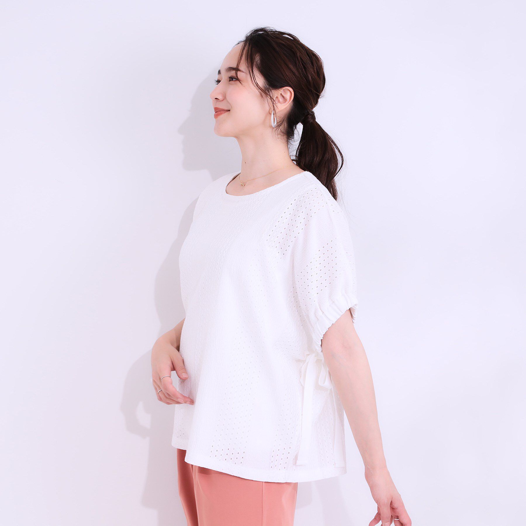 SHOO･LA･RUE「【S-LL/二の腕カバー】お袖ギャザーリボン アイレット刺繍トップス」|シャツ・ブラウス|