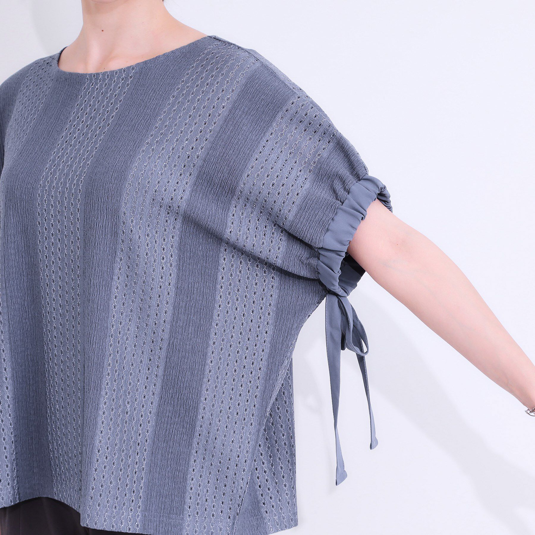 SHOO･LA･RUE「【S-LL/二の腕カバー】お袖ギャザーリボン アイレット刺繍トップス」|シャツ・ブラウス|