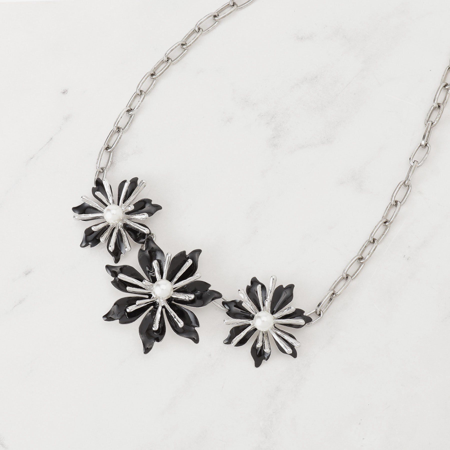 SunaUna「【フェイクパール付】フラワーモチーフショートネックレス」|ネックレス|ブラック(019)