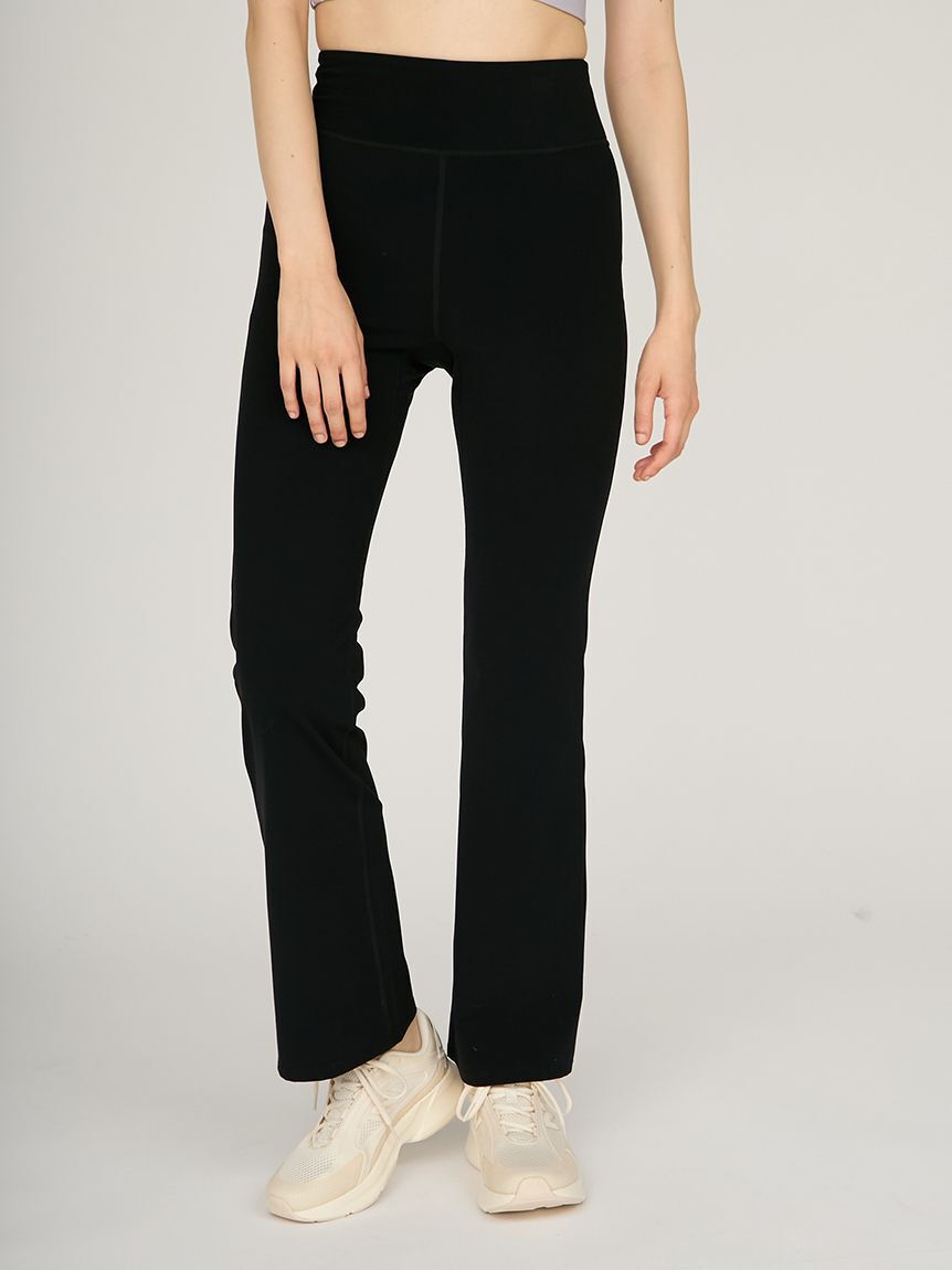 emmi yoga「サステナレッチUnity フレアパンツ」|チノ|