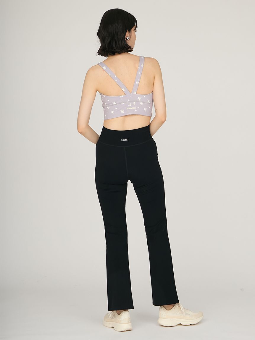 emmi yoga「サステナレッチUnity フレアパンツ」|チノ|