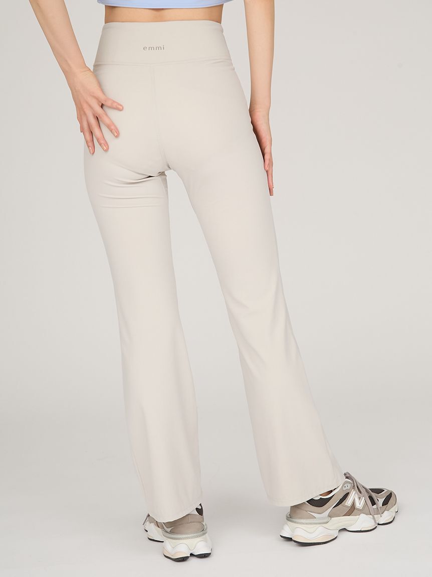 emmi yoga「サステナレッチUnity フレアパンツ」|チノ|
