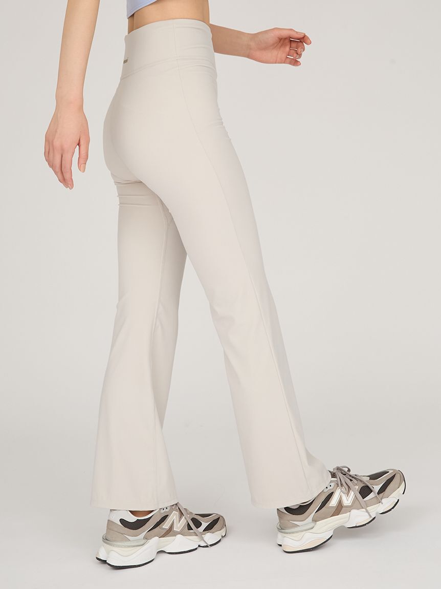 emmi yoga「サステナレッチUnity フレアパンツ」|チノ|