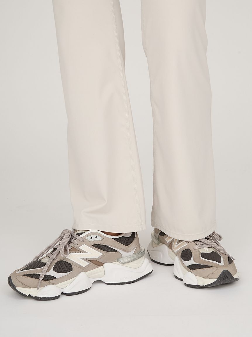 emmi yoga「サステナレッチUnity フレアパンツ」|チノ|