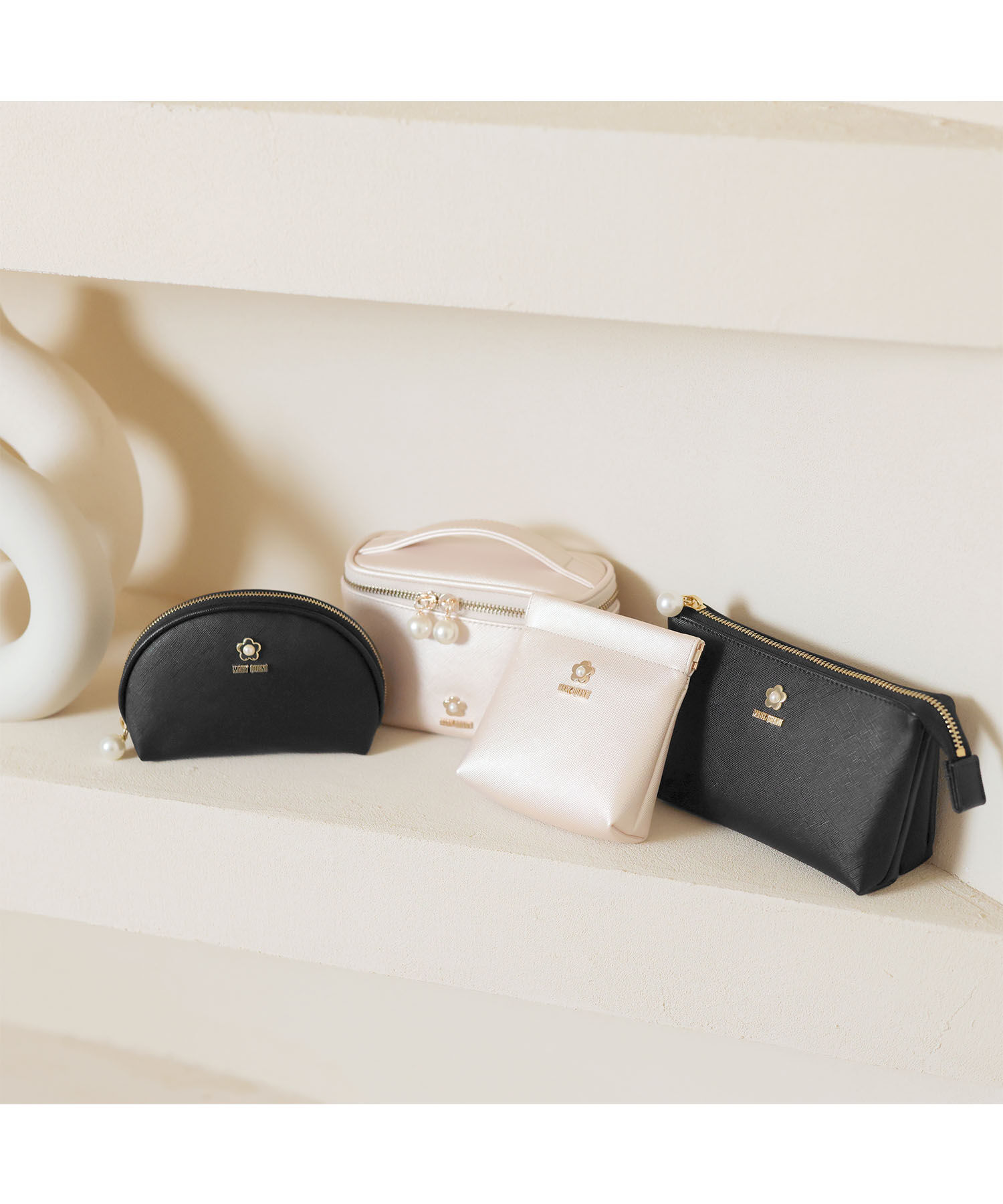 MARY QUANT「サフィアーノパール 3ポケットポーチ」|ポーチ|