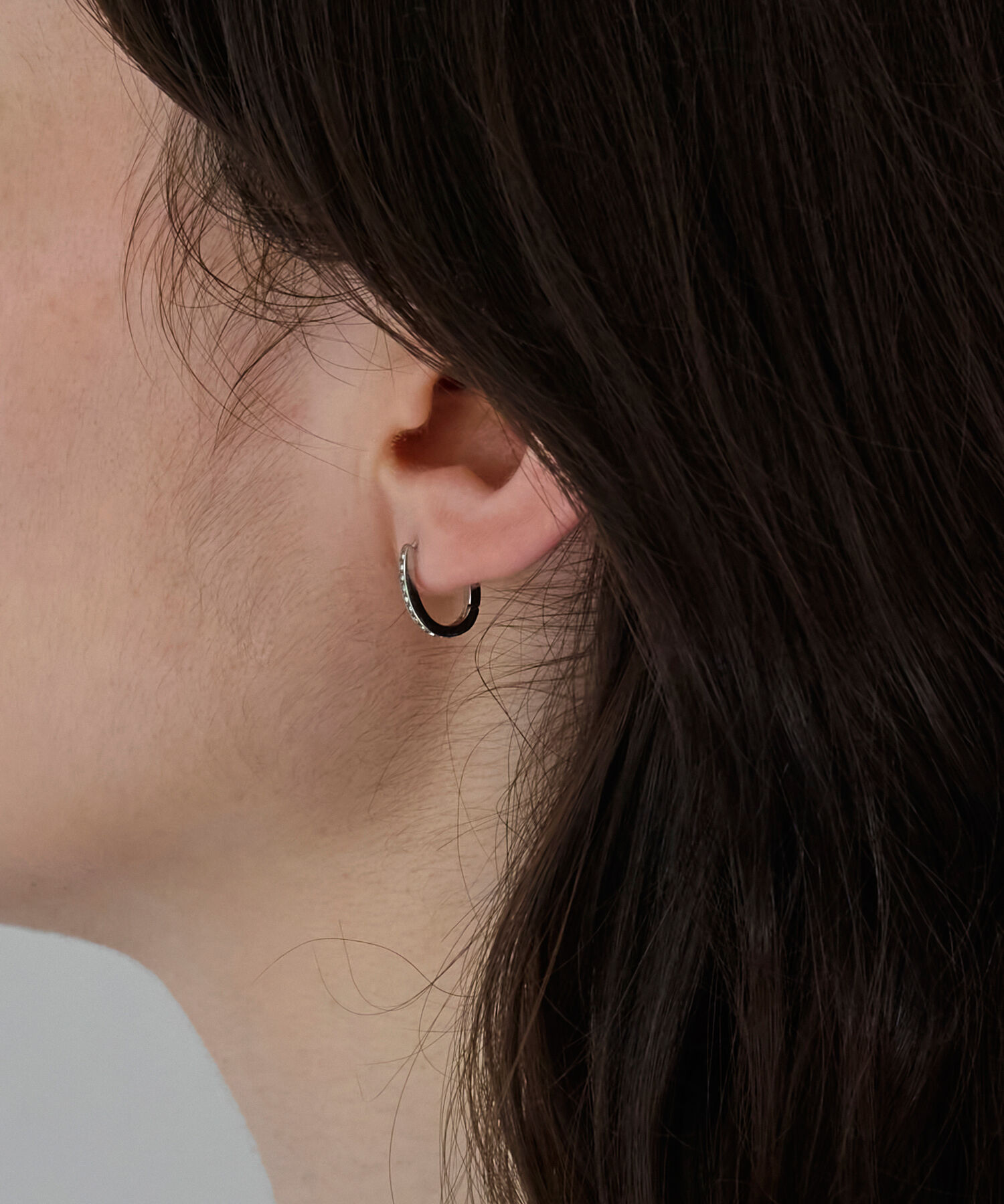 Phoebe「【金属アレルギー対応】ワンタッチライナーオーバルビジューフープピアス　シルバー」|ピアス|