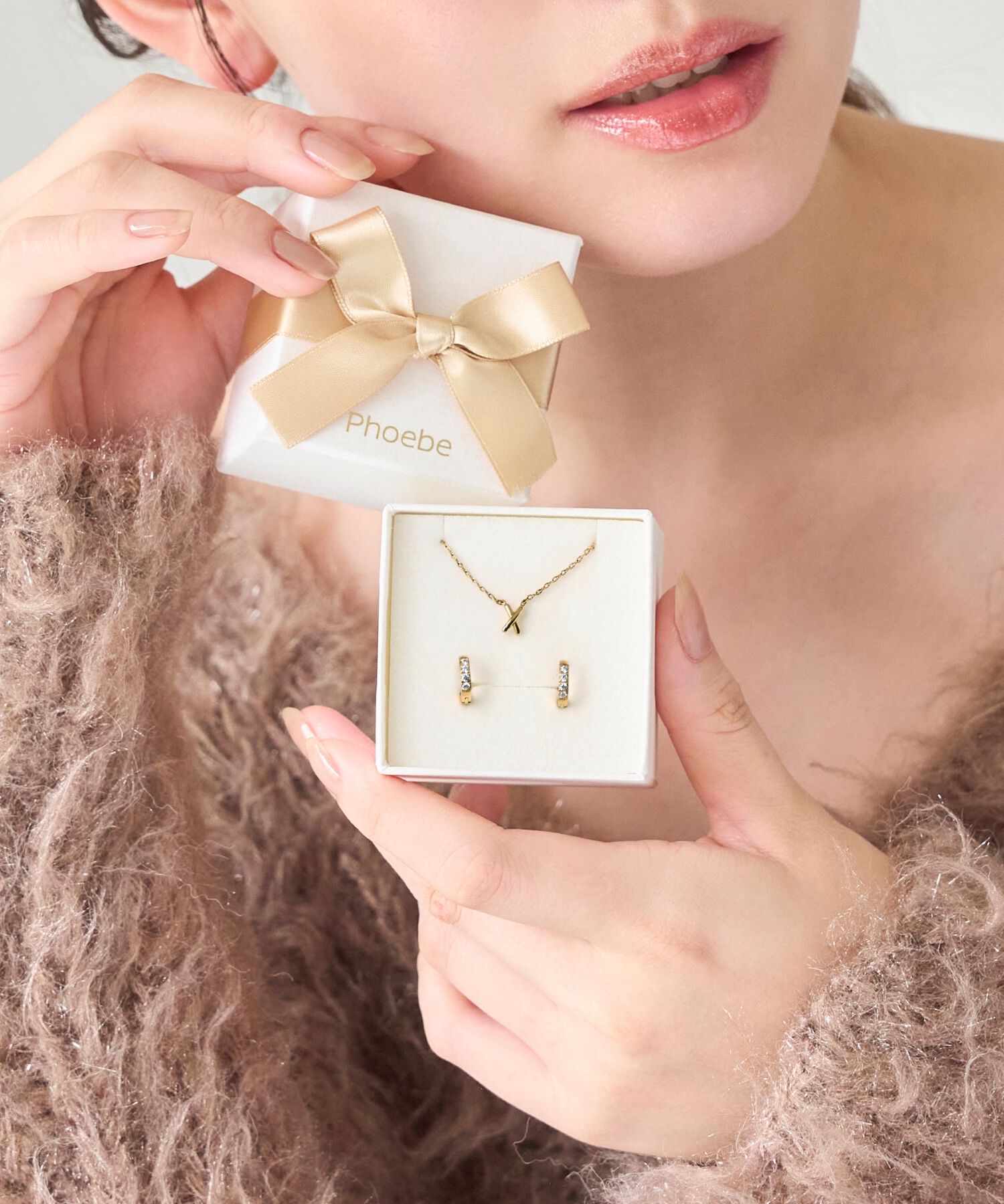 Phoebe「【数量限定】クロスネックレス&ビジューフープピアスセット/BOX&ショッパー付き」|ネックレス|