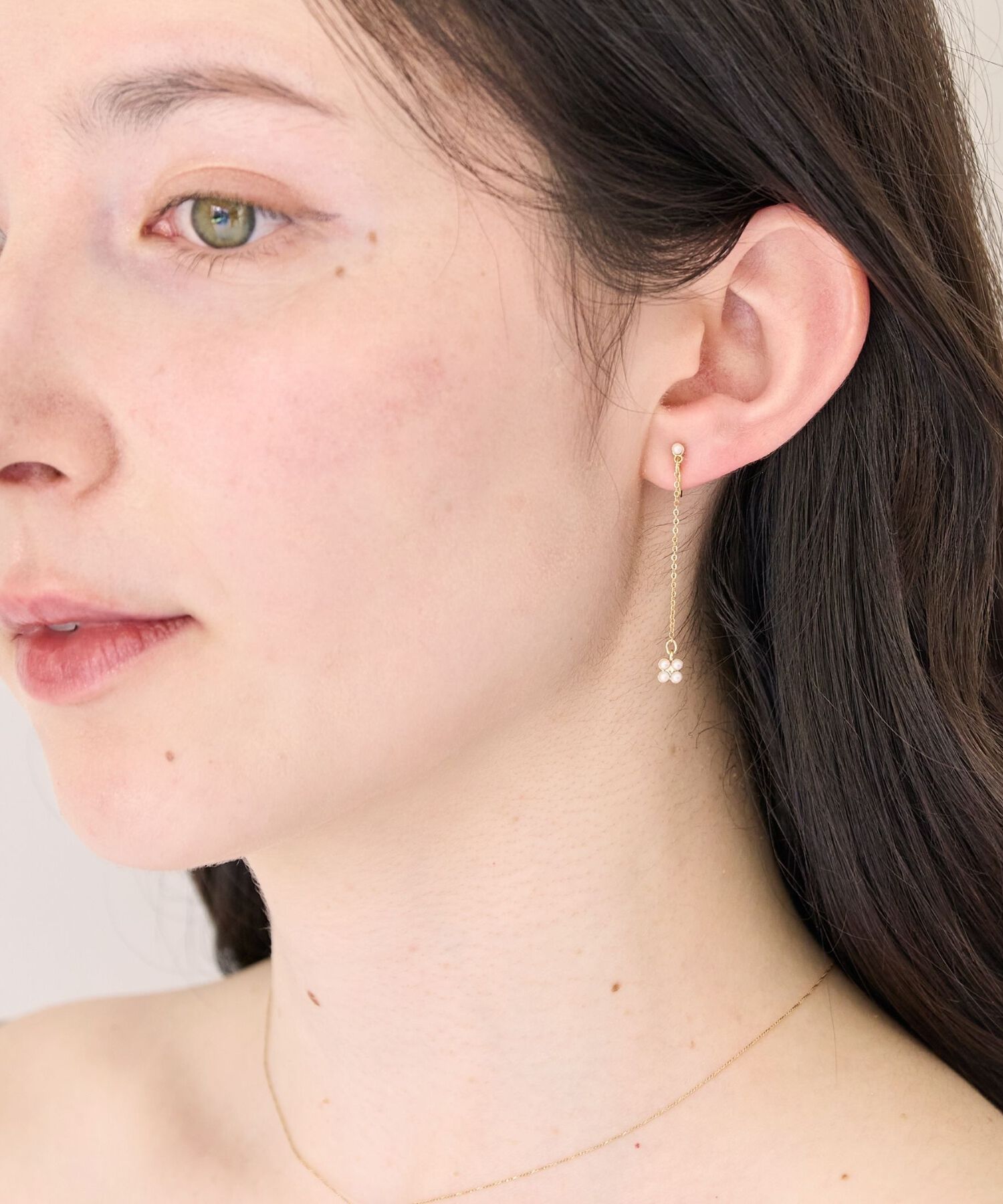 Phoebe「【痛くないシリーズ/金属アレルギー対応】タイニーフラワーロングライトフィットイヤリング　揺れる」|イヤリング|