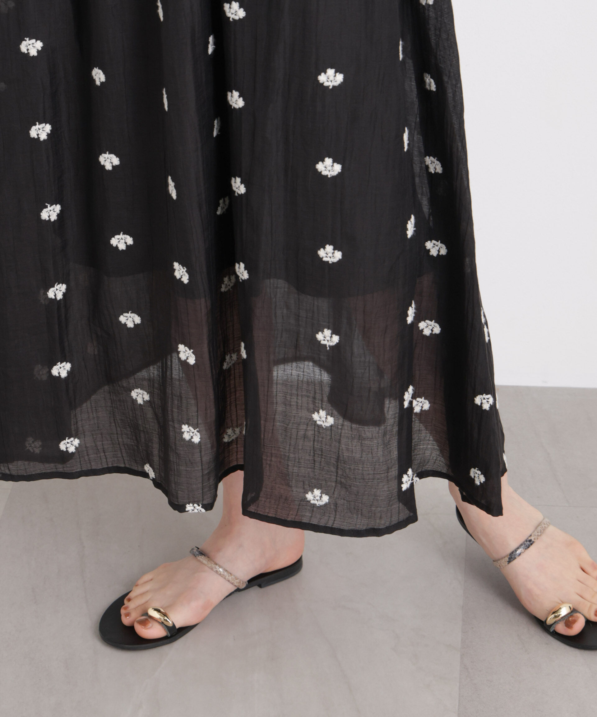 nano･universe「小花柄エンブロイダリーシアーギャザーワンピース」|ワンピース|