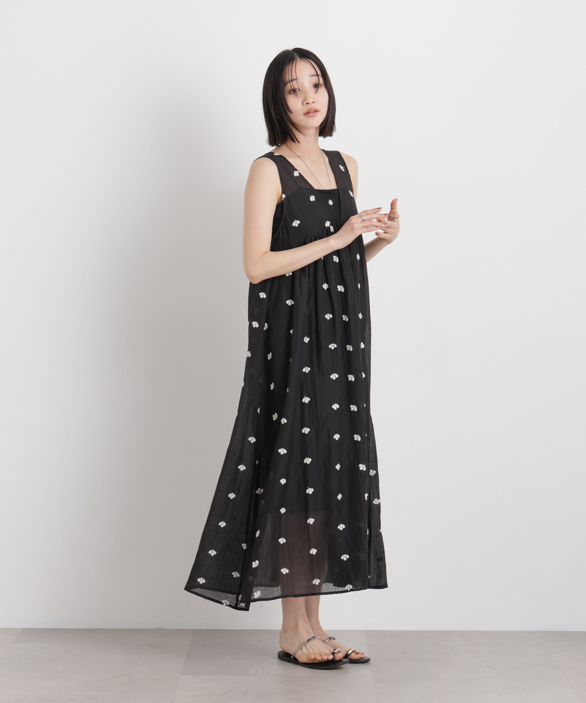 nano･universe「小花柄エンブロイダリーシアーギャザーワンピース」|ワンピース|