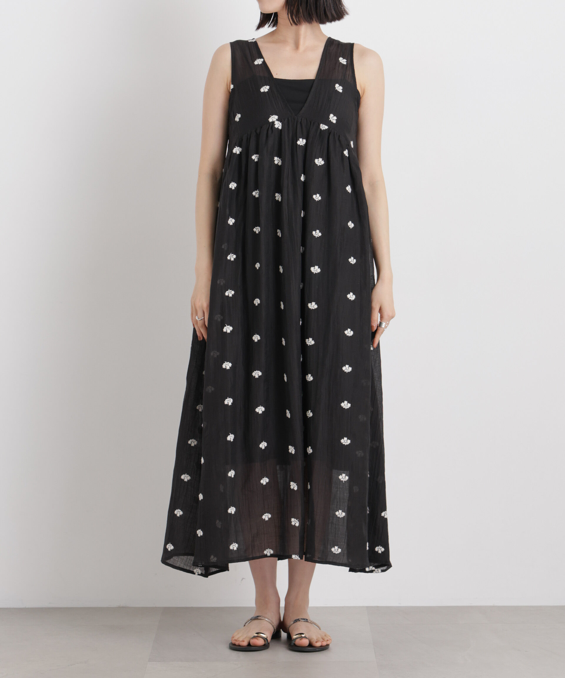 nano･universe「小花柄エンブロイダリーシアーギャザーワンピース」|ワンピース|