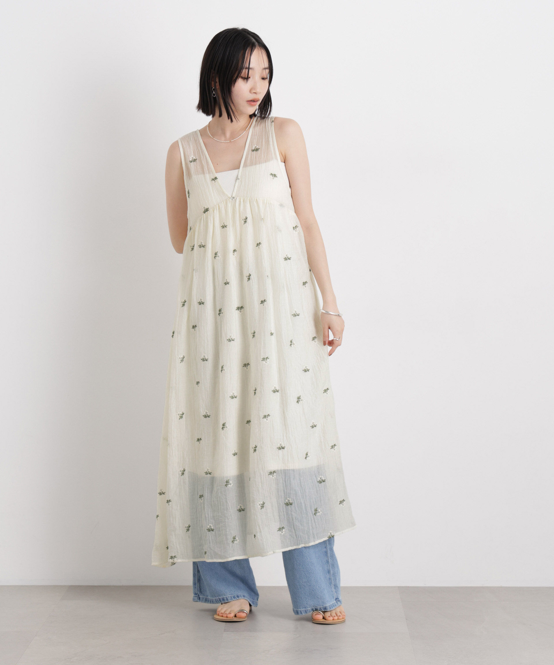 nano･universe「小花柄エンブロイダリーシアーギャザーワンピース」|ワンピース|