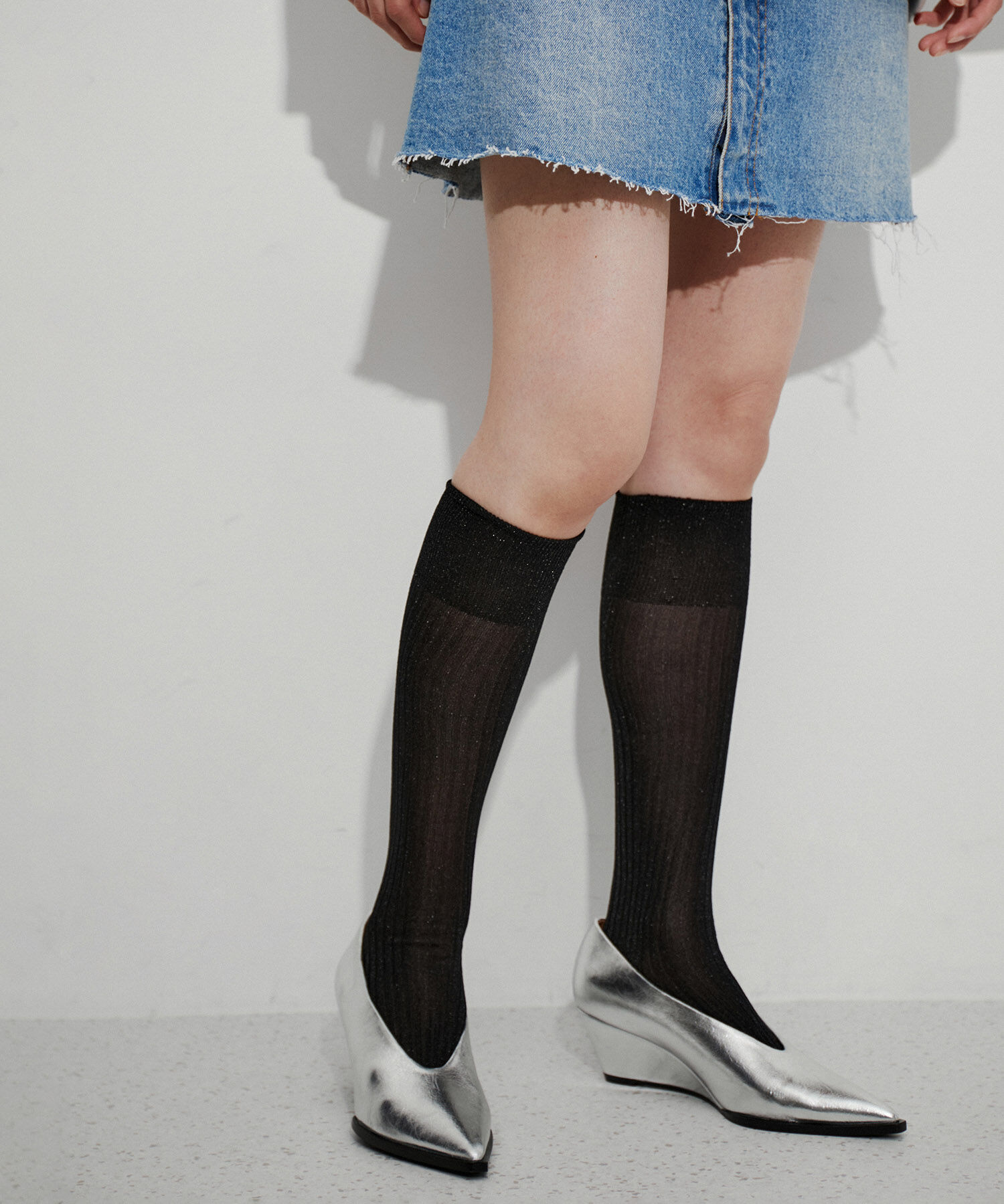 ADAM ET ROPE'「シャイニーリブハイソックス」|ソックス|ブラック(01)