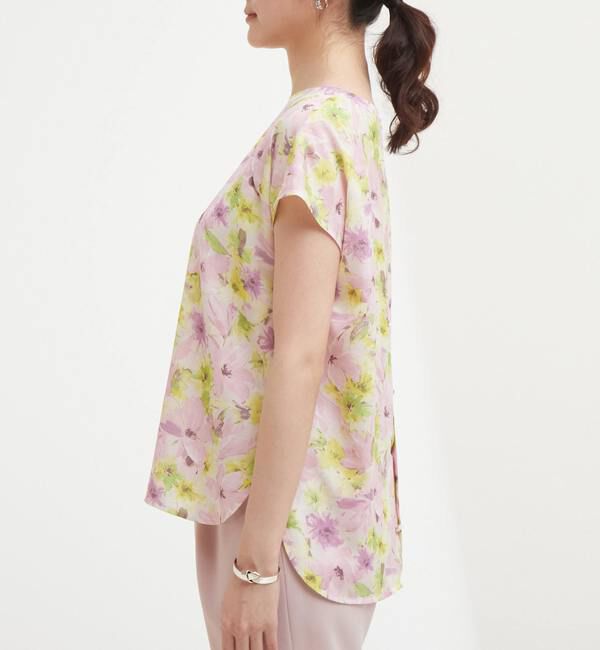 TIARA「カルゼフラワープリントバックボタンTブラウス」|シャツ・ブラウス|