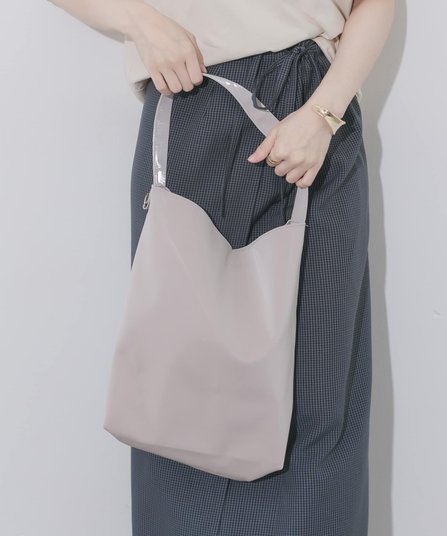 SMELLY「シャイニーワンハンドルバッグ」|トートバッグ|アイボリー