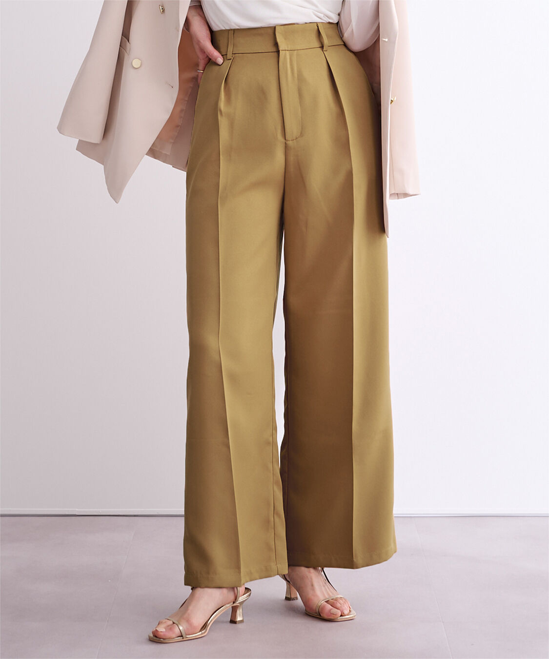 ur's「ワンタックカラーワイドパンツ」|スラックス|ベージュ