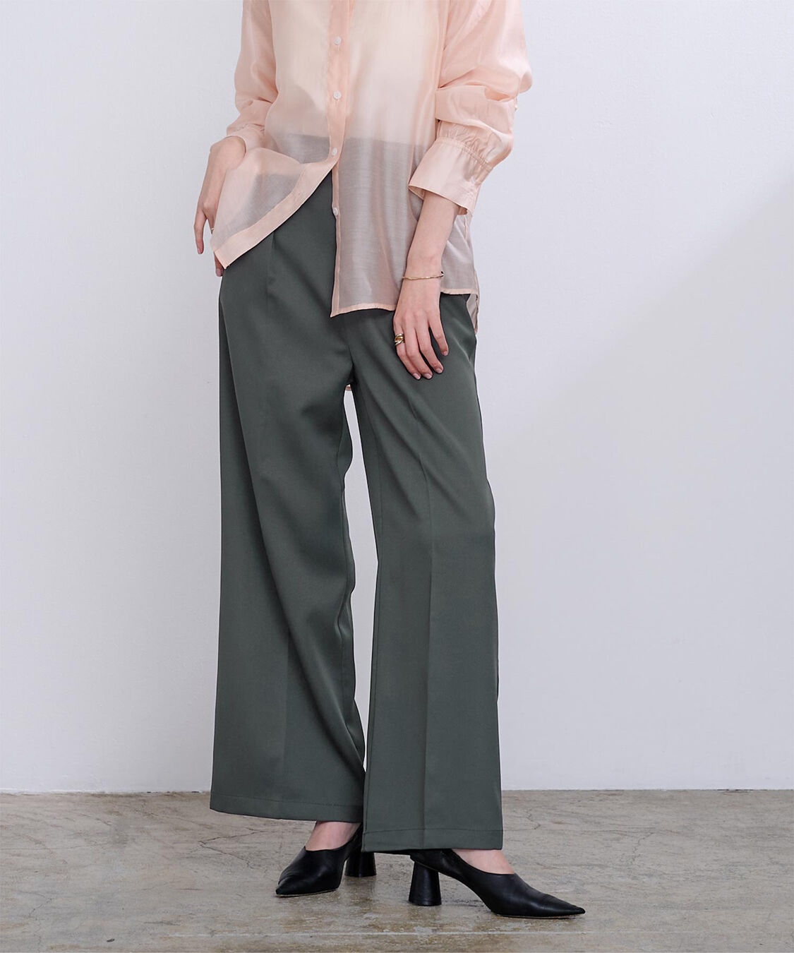 ur's「ワンタックカラーワイドパンツ」|スラックス|チャコール