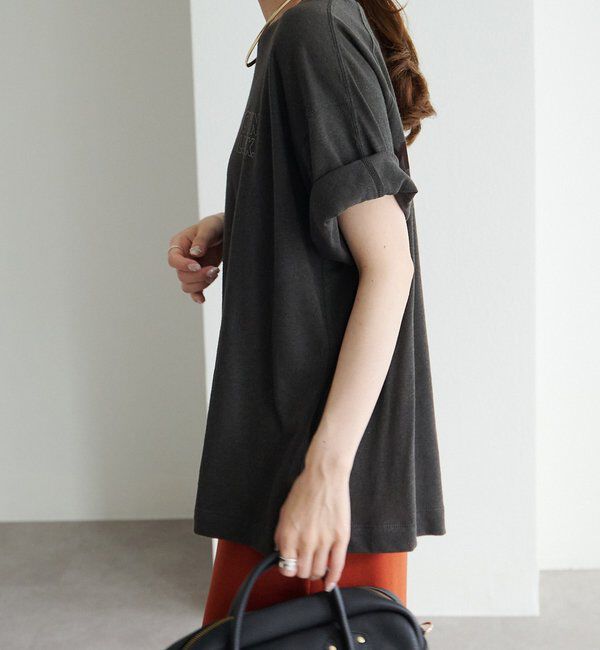  「ロゴ刺繍&times;フロッキープリント麻混Tシャツ」|Tシャツ・カットソー|