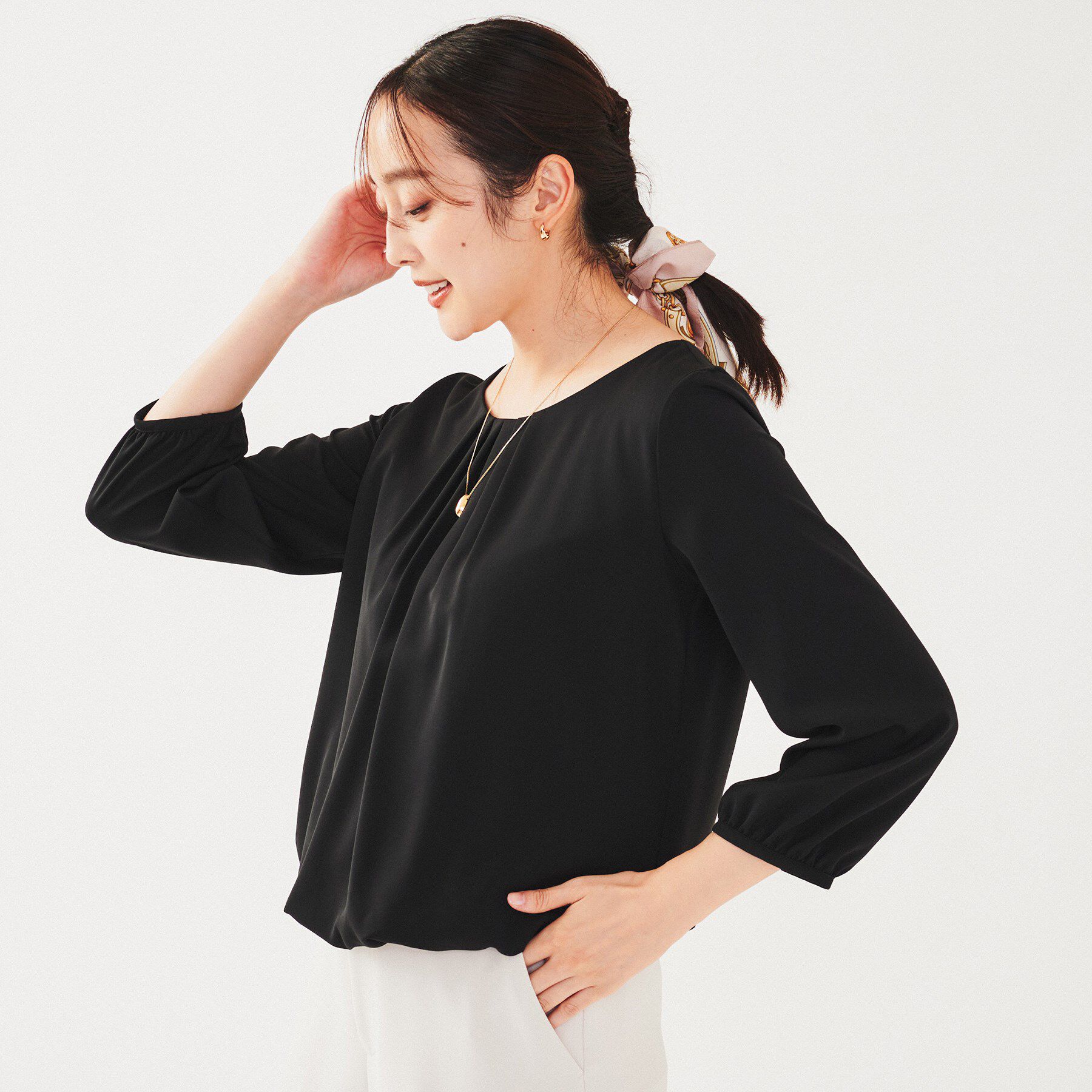 UNTITLED「【透けにくい/通勤】パウダリー タックブラウス」|シャツ・ブラウス|