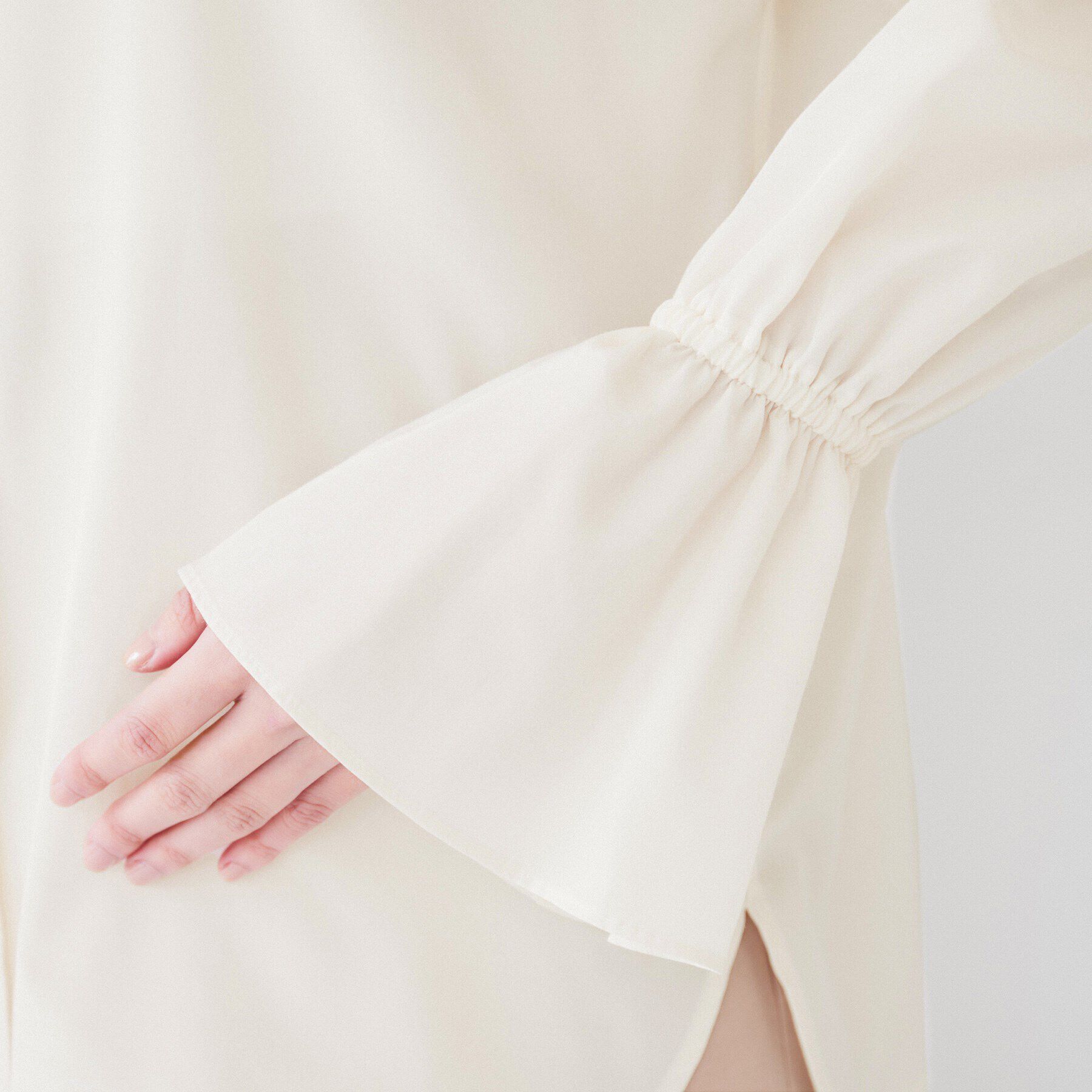 UNTITLED「【光沢感/フリル袖/前開き】バンドカラーギャザーブラウス」|シャツ・ブラウス|