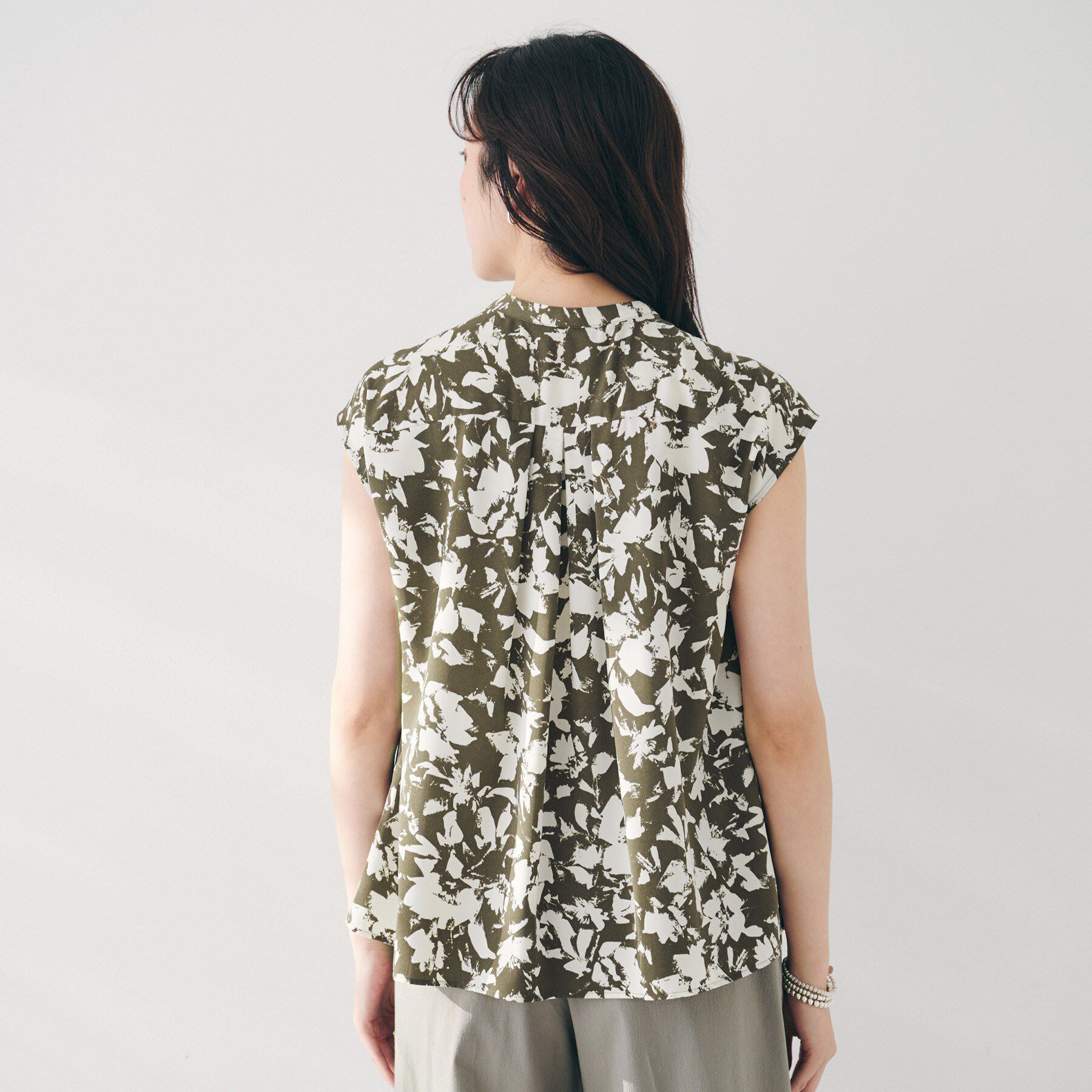 UNTITLED「【セットアップ可/洗える】モザイクフラワー柄ブラウス」|シャツ・ブラウス|