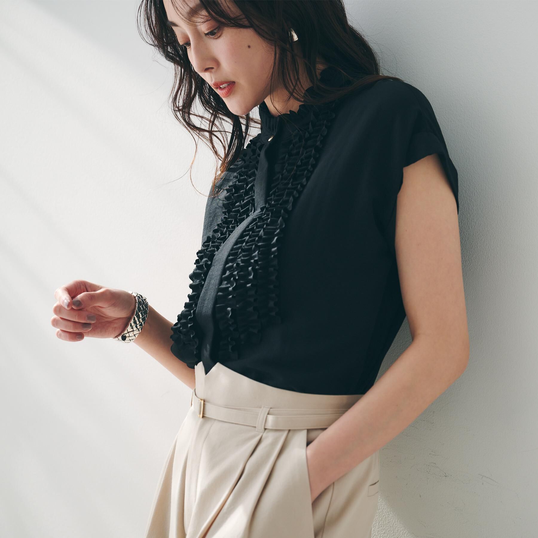 UNTITLED「スタンドネックフリルブラウス【吸水速乾/UVケア】」|シャツ・ブラウス|