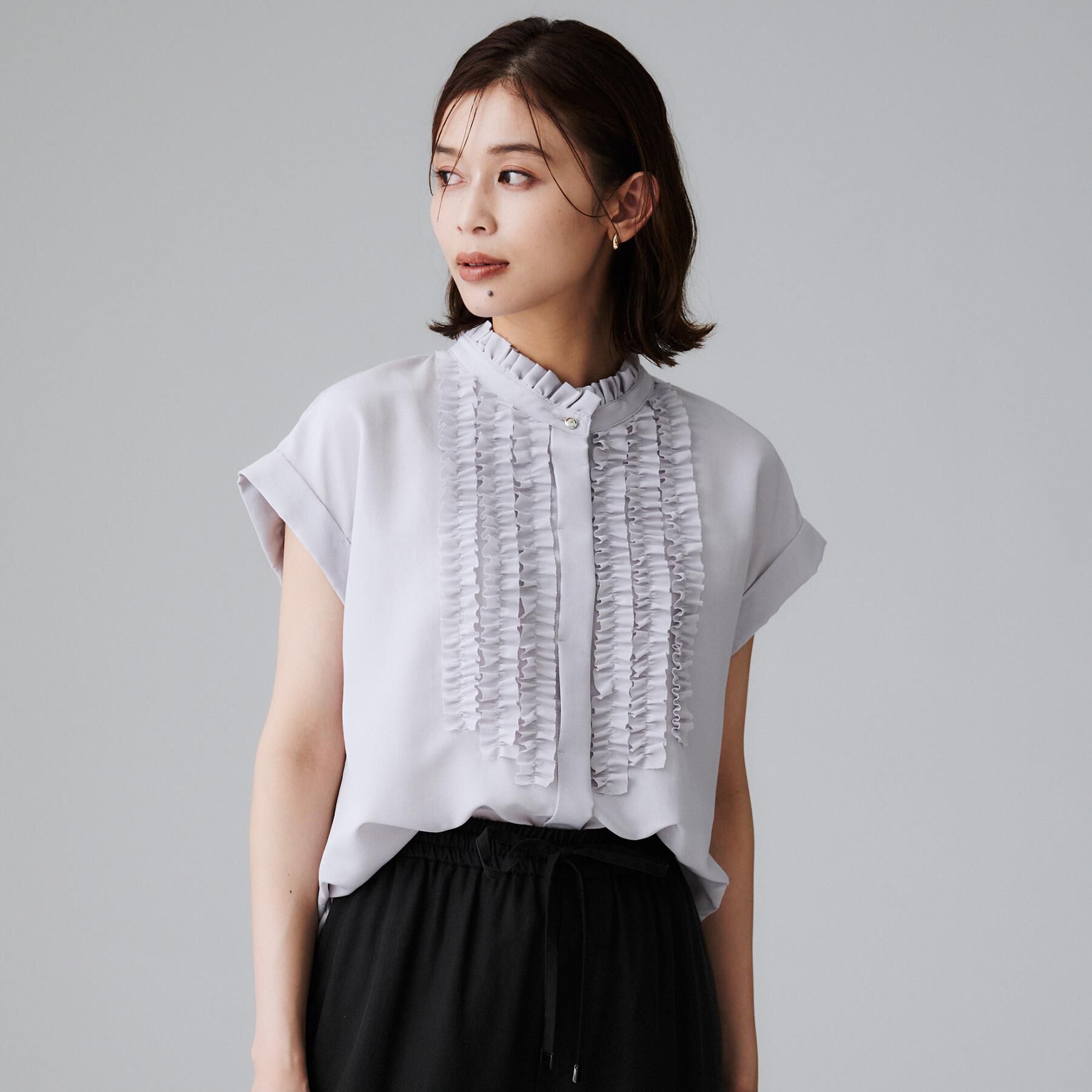 UNTITLED「スタンドネックフリルブラウス【吸水速乾/UVケア】」|シャツ・ブラウス|