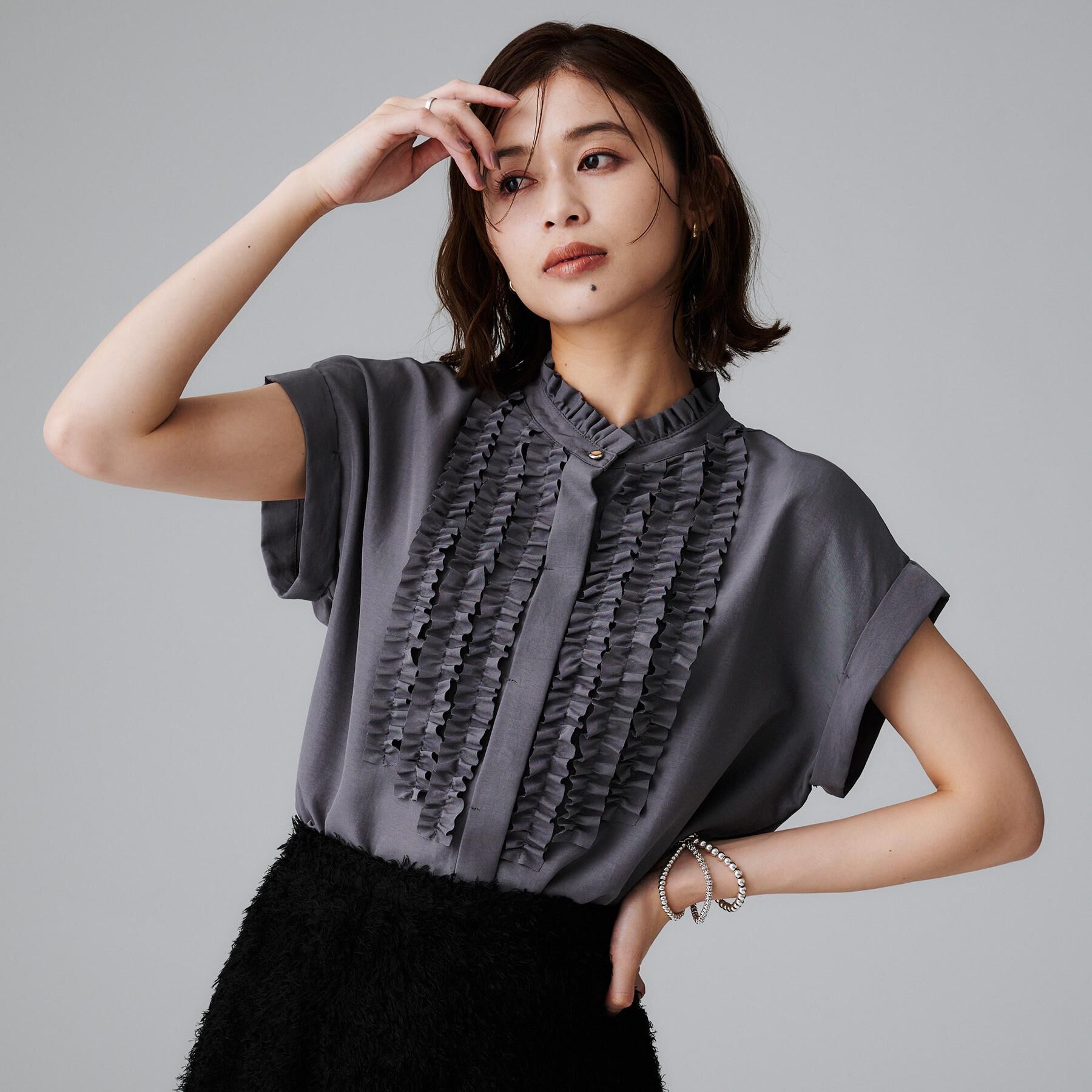 UNTITLED「スタンドネックフリルブラウス【吸水速乾/UVケア】」|シャツ・ブラウス|チャコールグレー(0