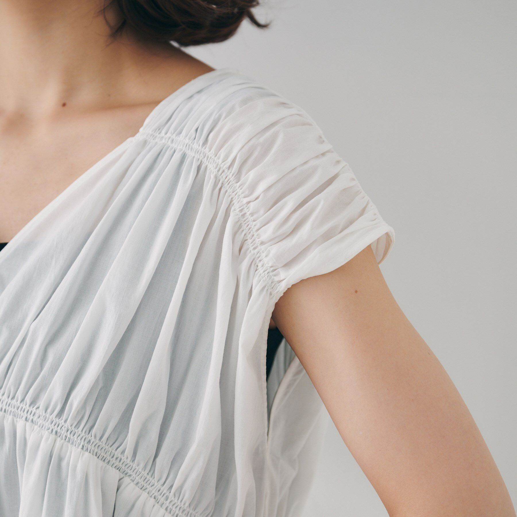 UNTITLED「【コットン100/洗える/トレンド】シャーリングブラウス」|シャツ・ブラウス|