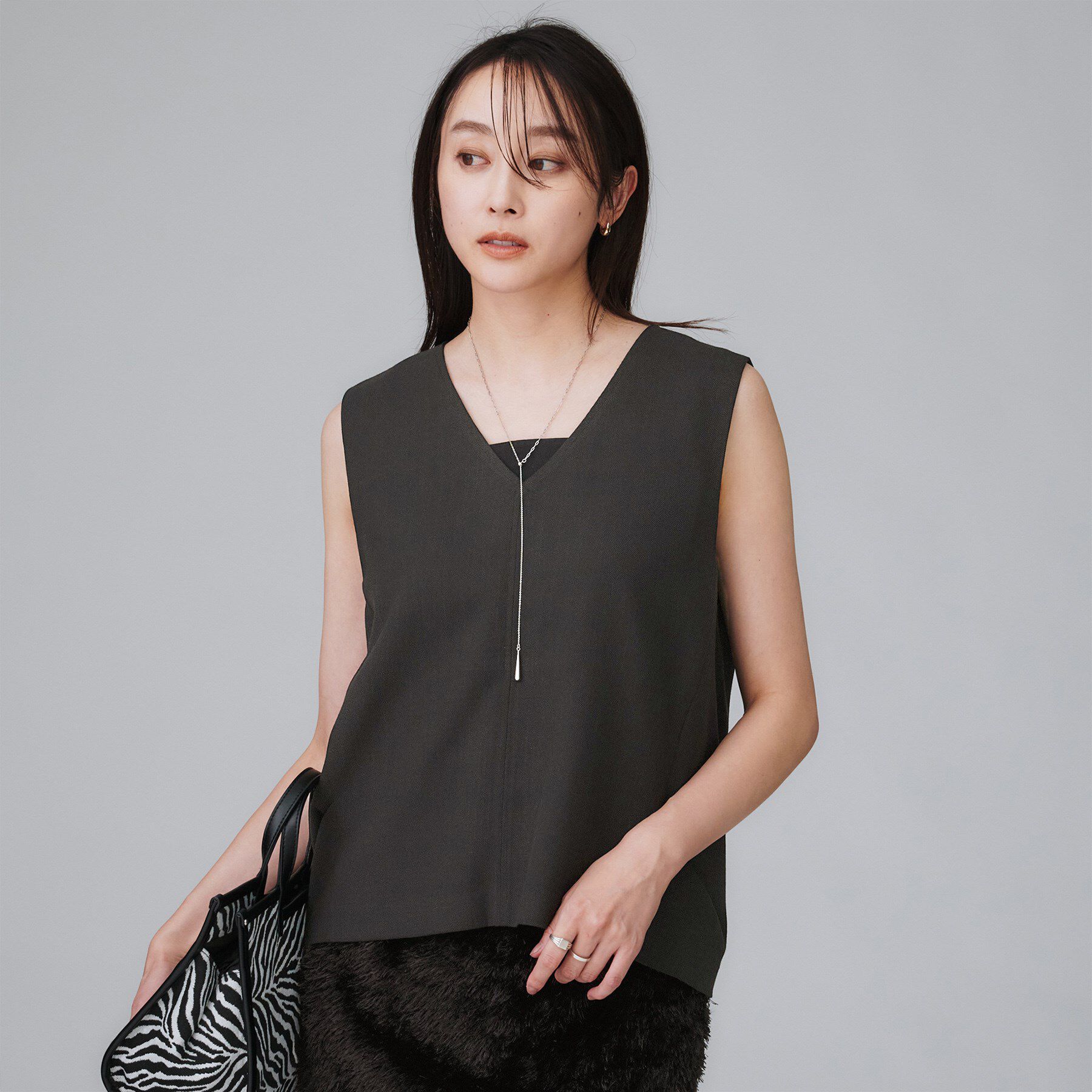 UNTITLED「【セットアップ可/洗える】梳毛調合繊Vネックベスト」|シャツ・ブラウス|スミクロ(018)