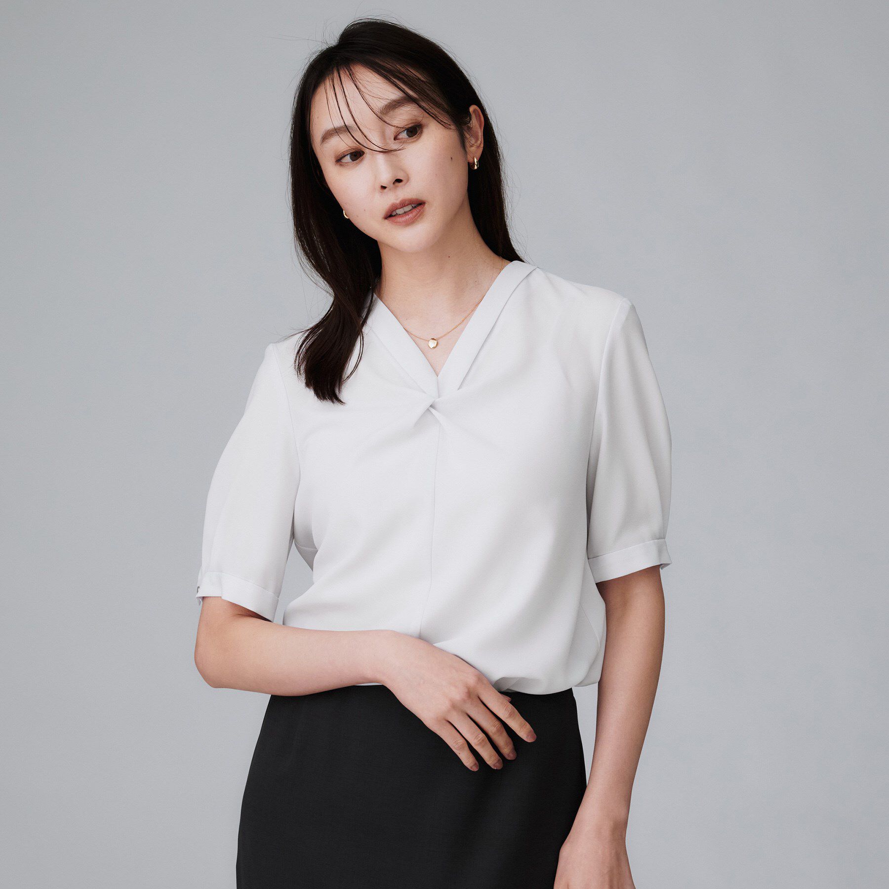 UNTITLED「【洗える/ストレッチ/通勤】Vネックブラウス」|シャツ・ブラウス|