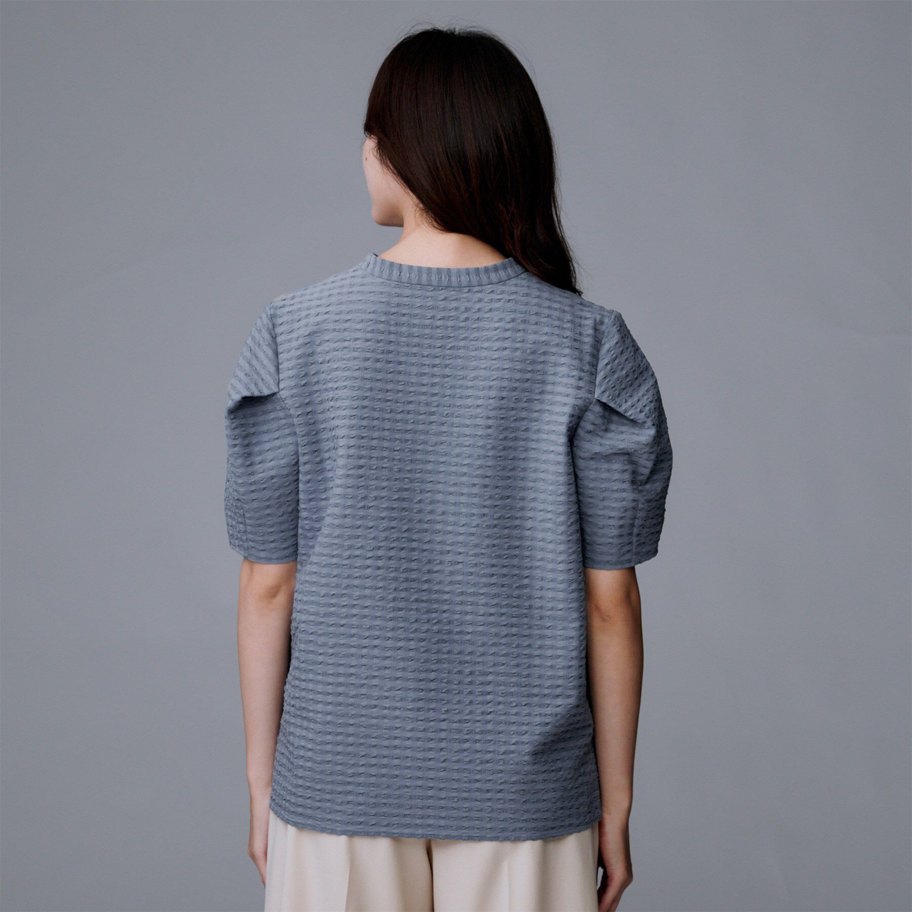 UNTITLED「【吸水速乾/ストレッチ/Vネック】フォルムスリーブ ブラウス」|シャツ・ブラウス|