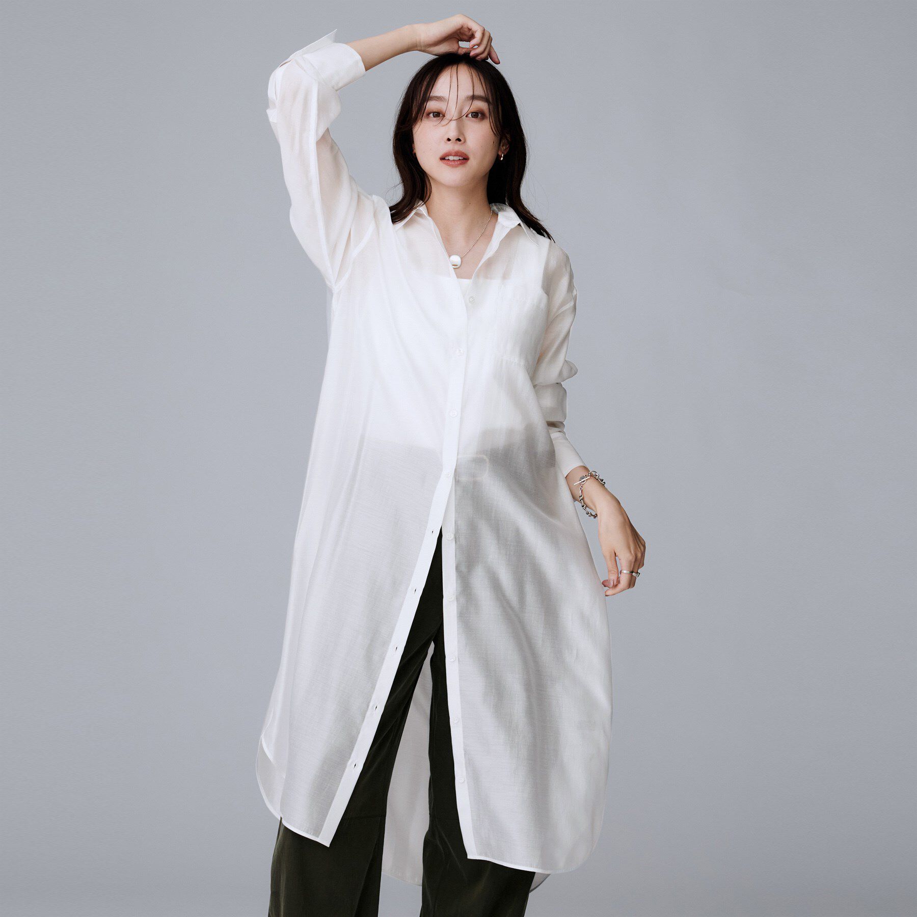 UNTITLED「【ニットと重ね着に/前開きボタン】シアーロングシャツ」|ワンピース|